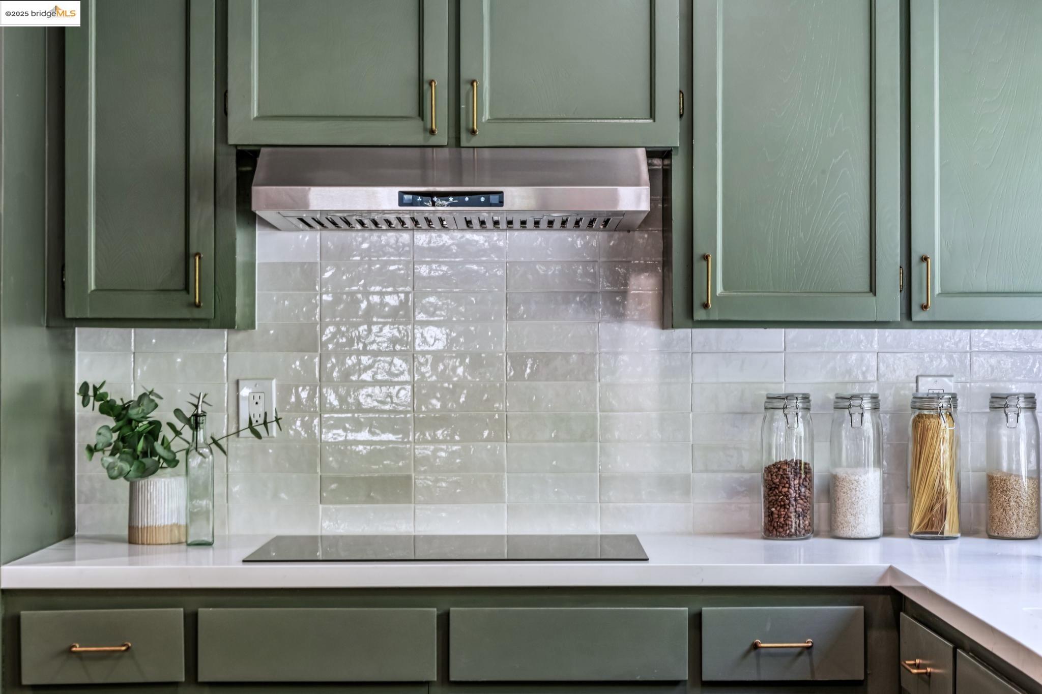 Detail Gallery Image 11 of 41 For 1801 Gouldin Rd, Oakland,  CA 94611 - 4 Beds | 2/1 Baths