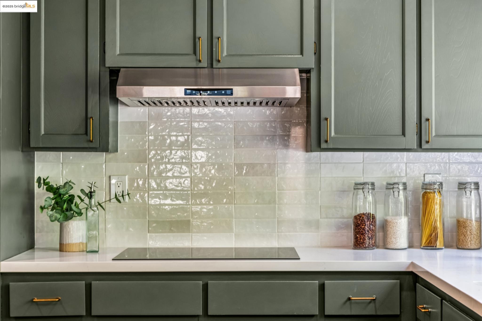 Detail Gallery Image 11 of 41 For 1801 Gouldin Rd, Oakland,  CA 94611 - 4 Beds | 2/1 Baths