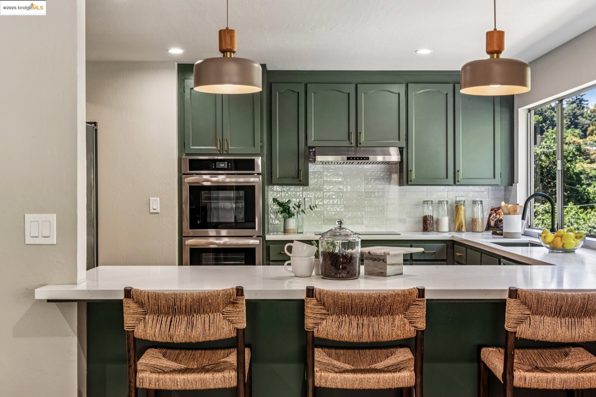 Detail Gallery Image 14 of 41 For 1801 Gouldin Rd, Oakland,  CA 94611 - 4 Beds | 2/1 Baths