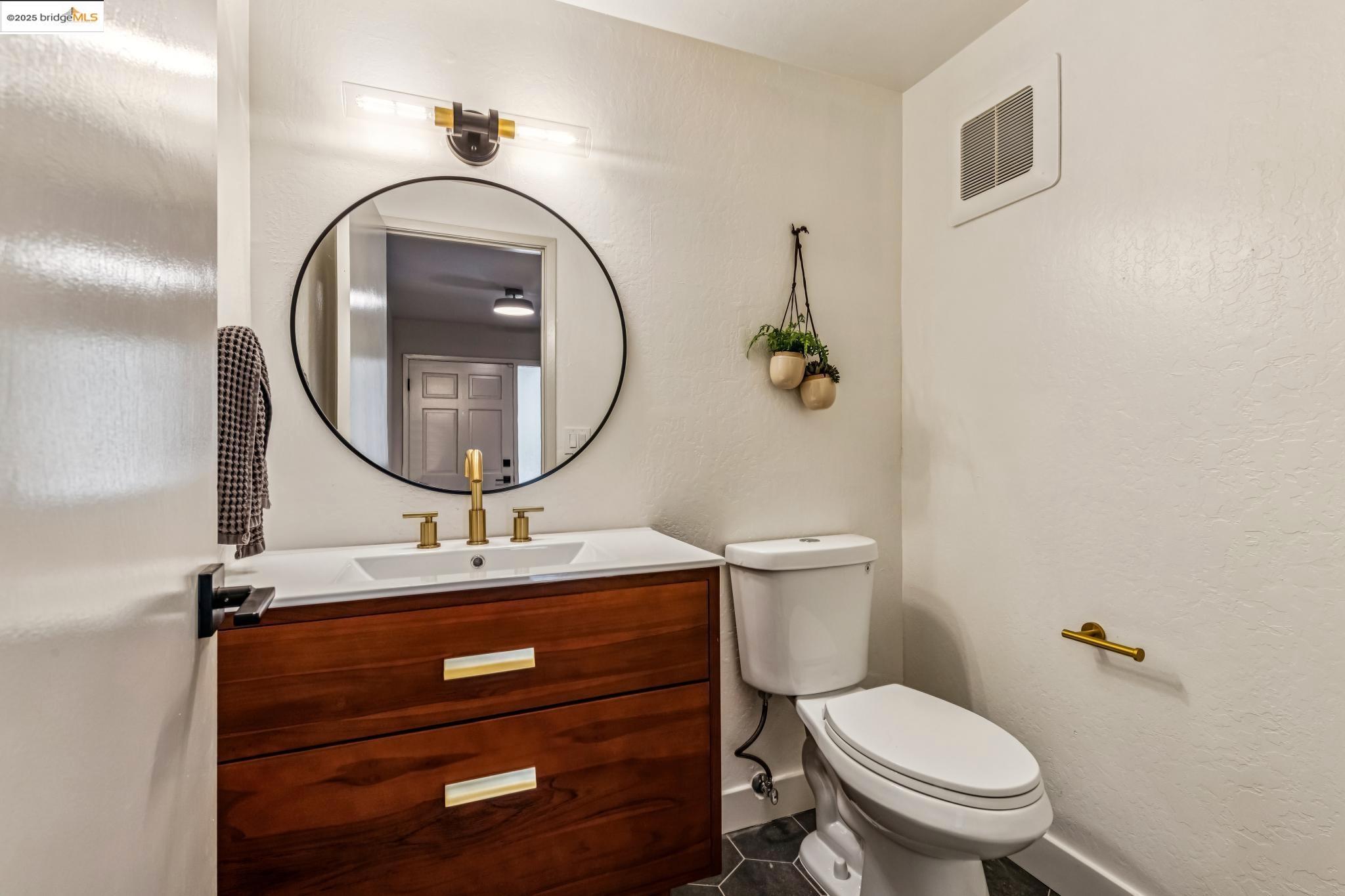 Detail Gallery Image 17 of 41 For 1801 Gouldin Rd, Oakland,  CA 94611 - 4 Beds | 2/1 Baths