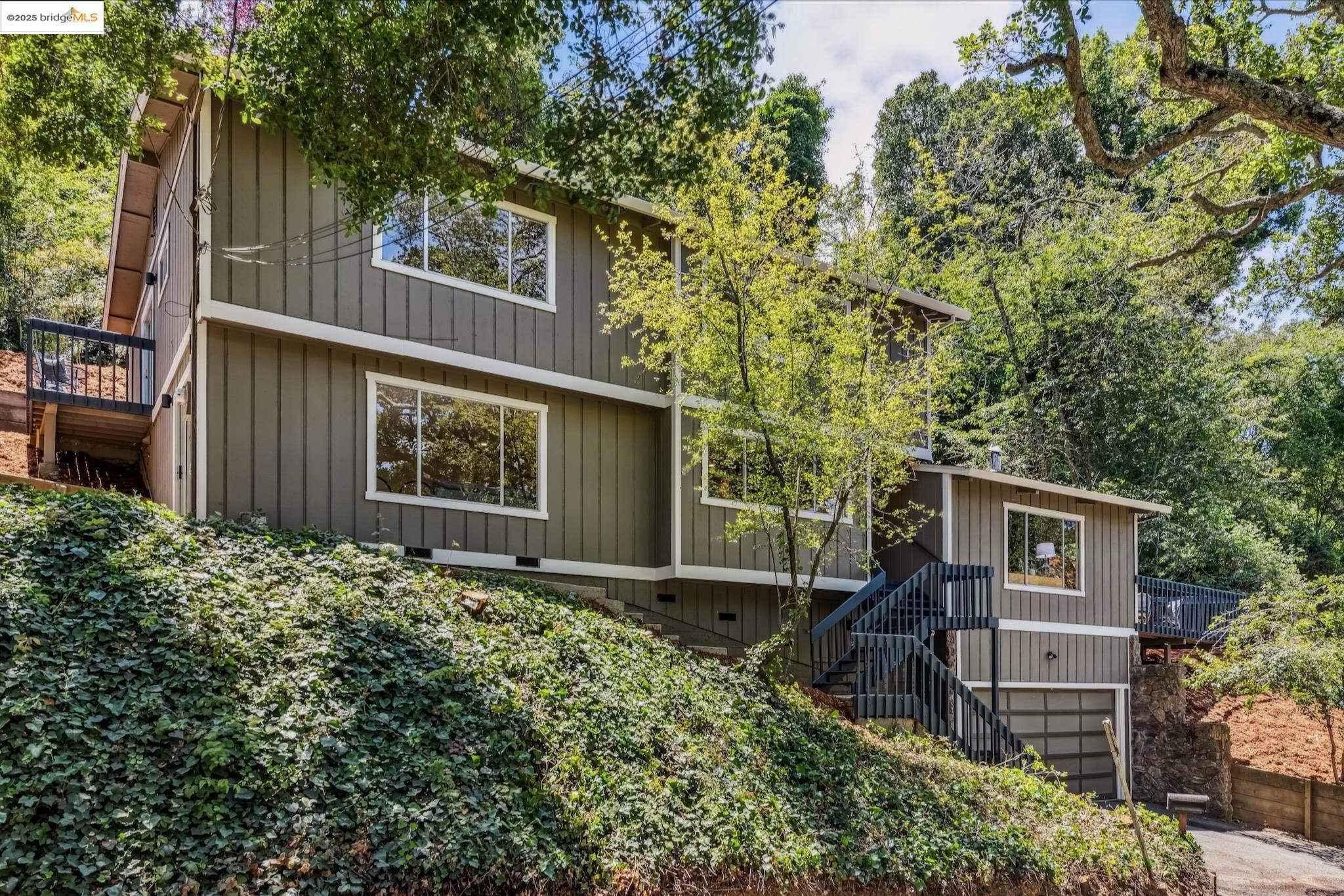 Detail Gallery Image 3 of 41 For 1801 Gouldin Rd, Oakland,  CA 94611 - 4 Beds | 2/1 Baths