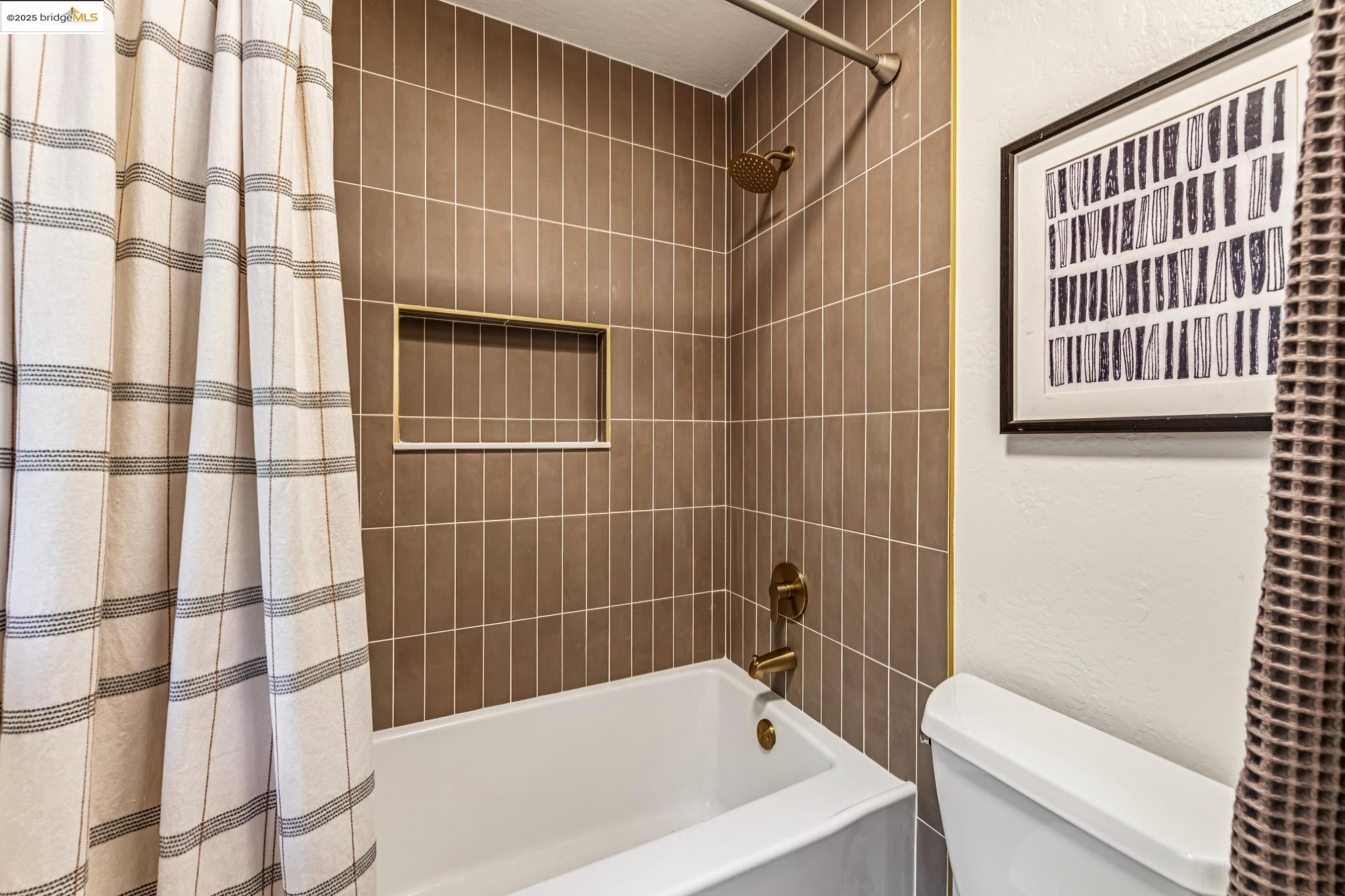Detail Gallery Image 23 of 41 For 1801 Gouldin Rd, Oakland,  CA 94611 - 4 Beds | 2/1 Baths