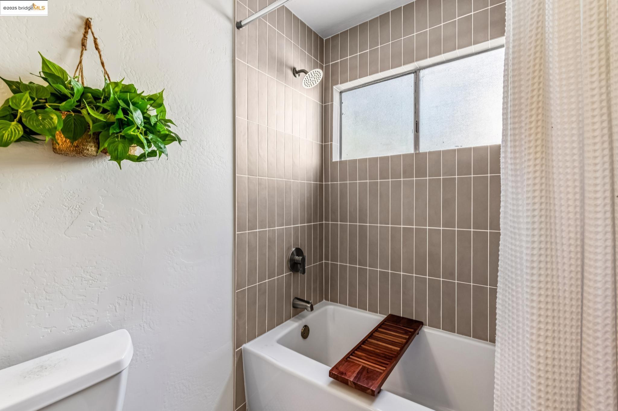 Detail Gallery Image 29 of 41 For 1801 Gouldin Rd, Oakland,  CA 94611 - 4 Beds | 2/1 Baths