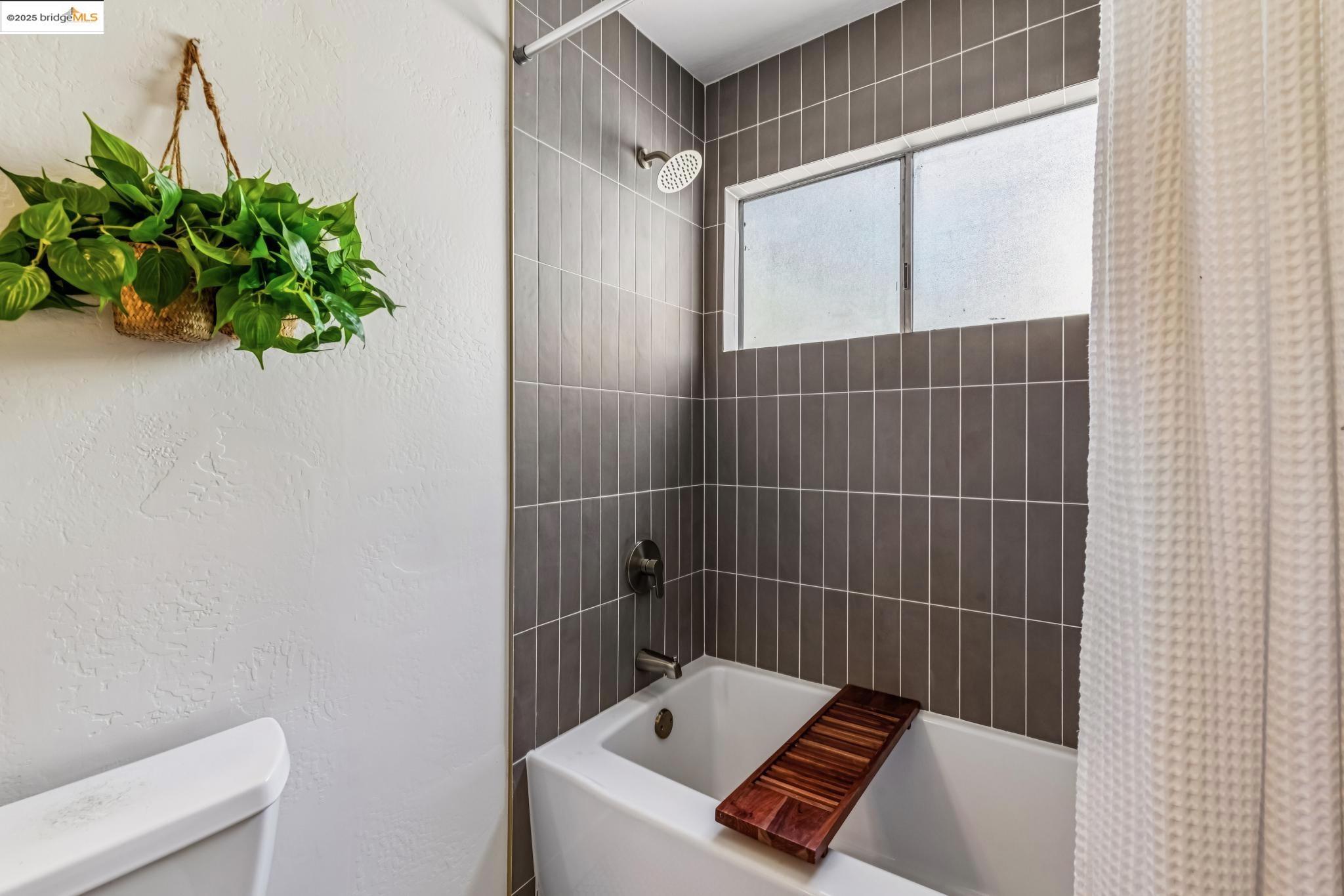 Detail Gallery Image 29 of 41 For 1801 Gouldin Rd, Oakland,  CA 94611 - 4 Beds | 2/1 Baths