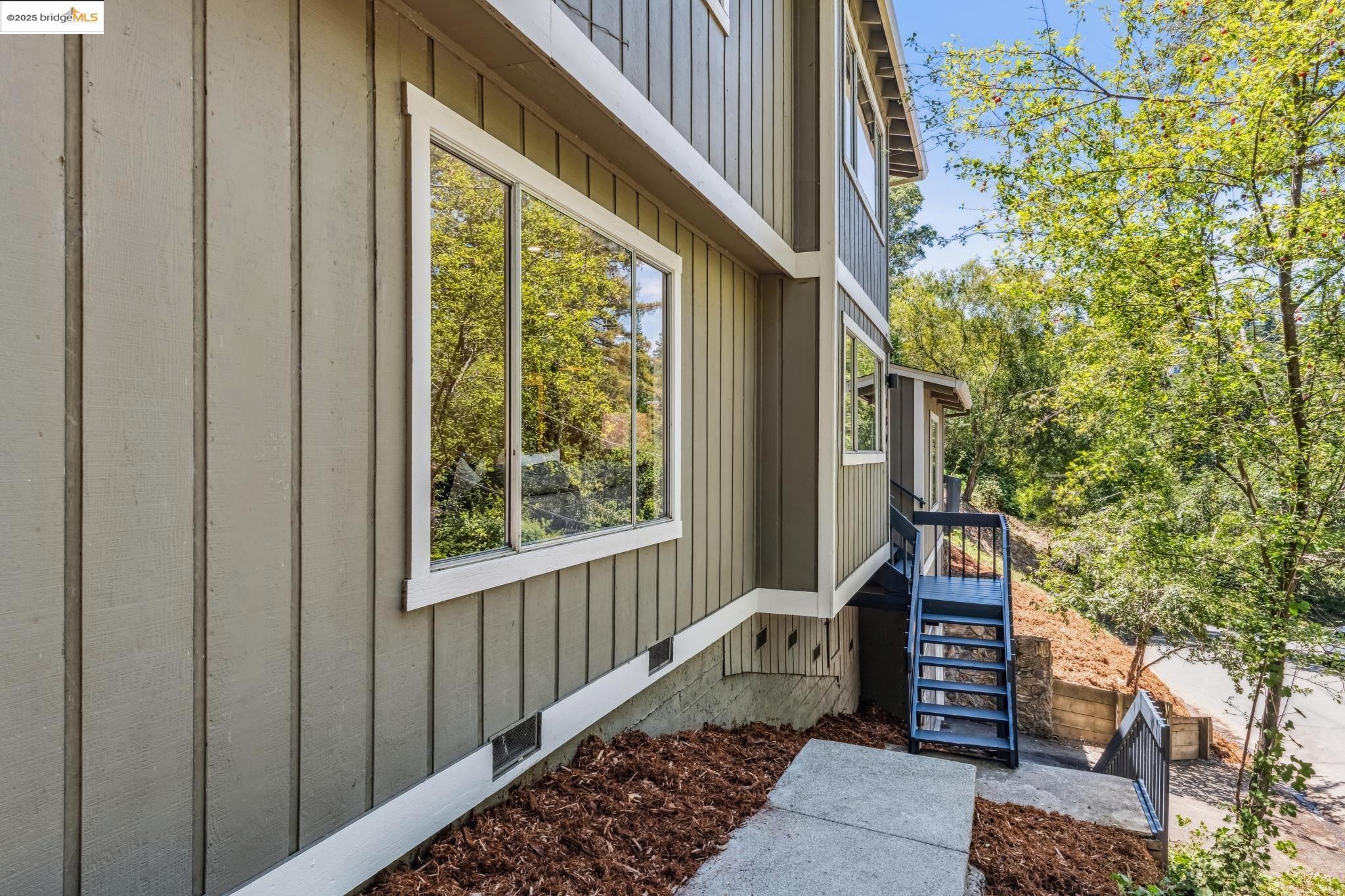 Detail Gallery Image 4 of 41 For 1801 Gouldin Rd, Oakland,  CA 94611 - 4 Beds | 2/1 Baths