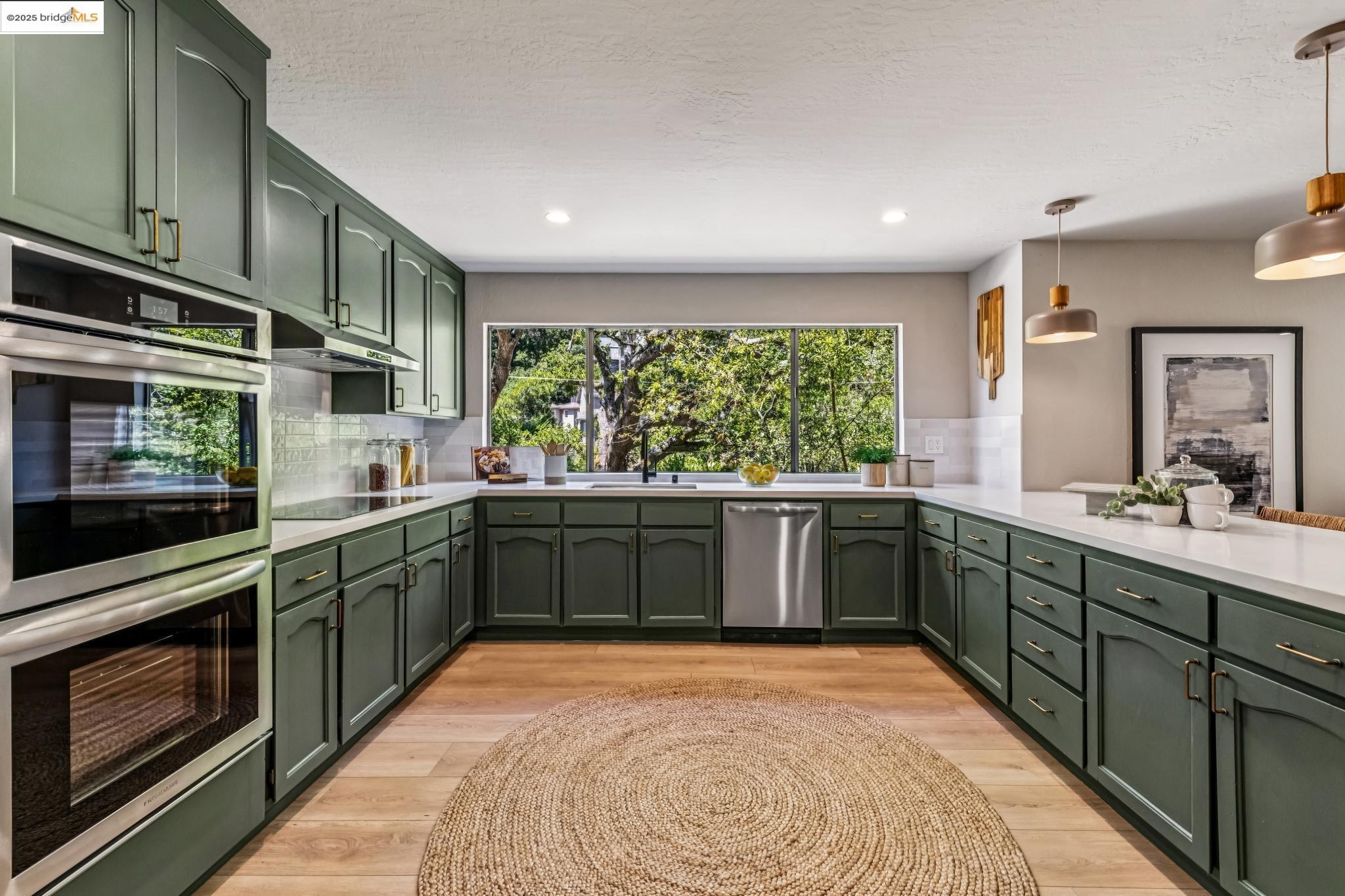 Detail Gallery Image 10 of 41 For 1801 Gouldin Rd, Oakland,  CA 94611 - 4 Beds | 2/1 Baths