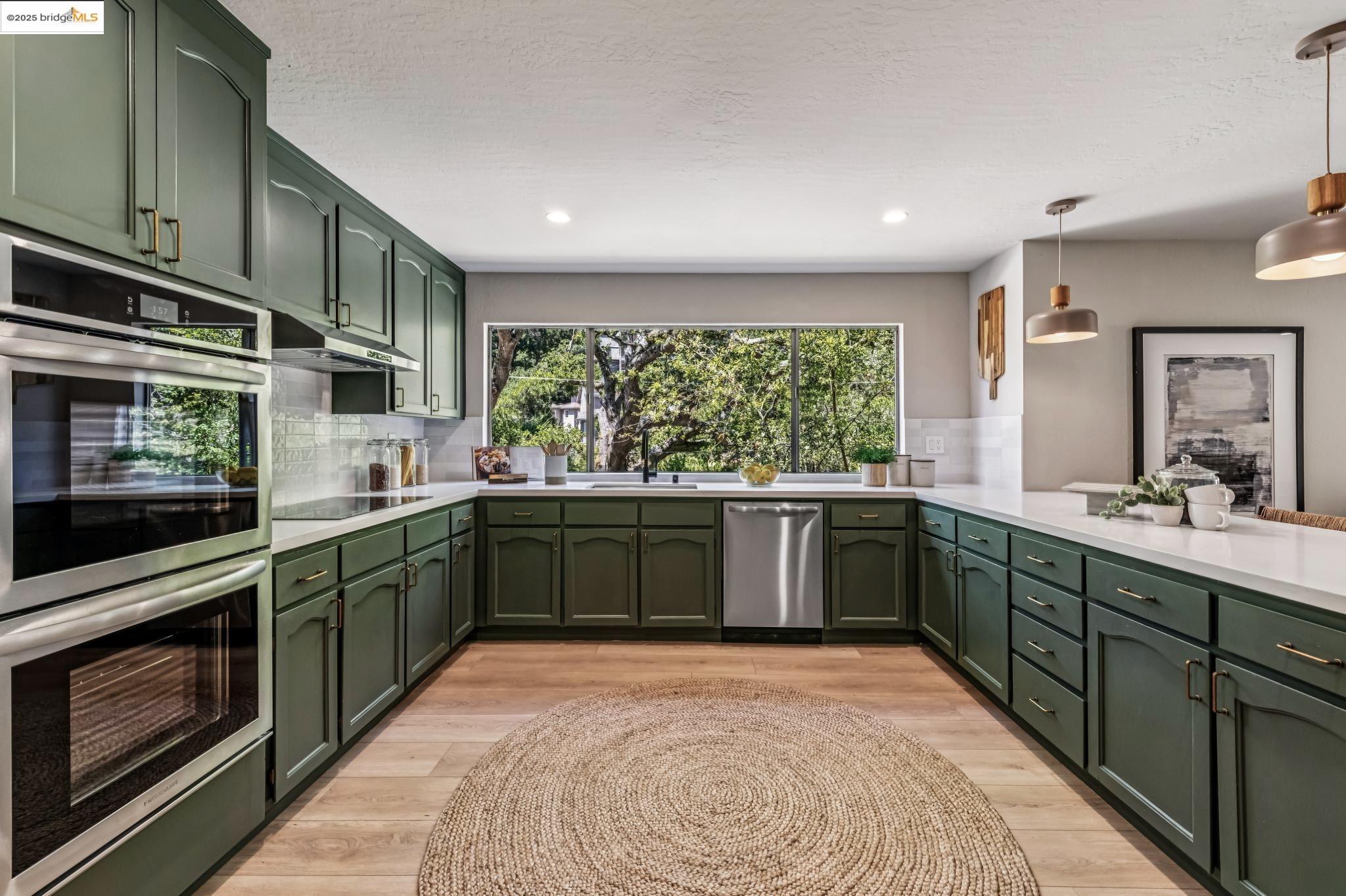 Detail Gallery Image 10 of 41 For 1801 Gouldin Rd, Oakland,  CA 94611 - 4 Beds | 2/1 Baths