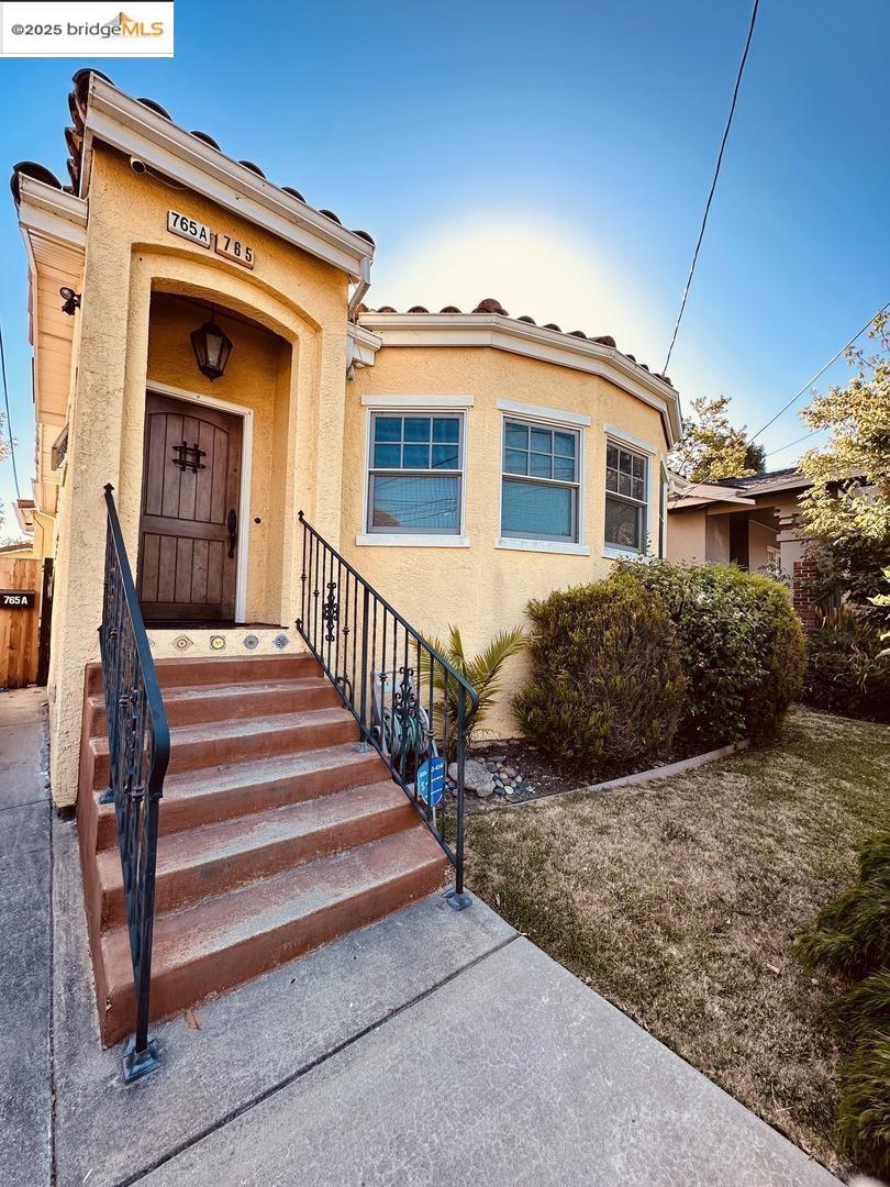 Detail Gallery Image 1 of 1 For 765 Farringdon Ln, Burlingame,  CA 94010 - 3 Beds | 2 Baths