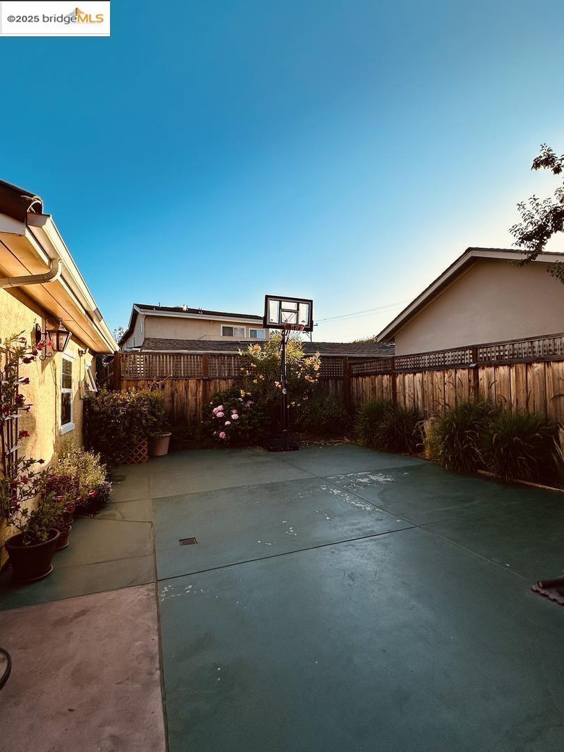 Detail Gallery Image 2 of 7 For 765 Farringdon Ln, Burlingame,  CA 94010 - 3 Beds | 2 Baths