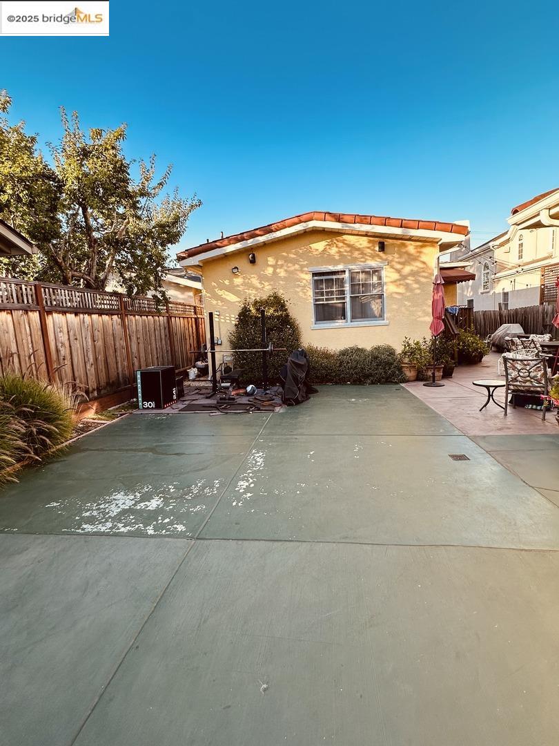Detail Gallery Image 4 of 6 For 765 Farringdon Ln, Burlingame,  CA 94010 - 4 Beds | 3 Baths
