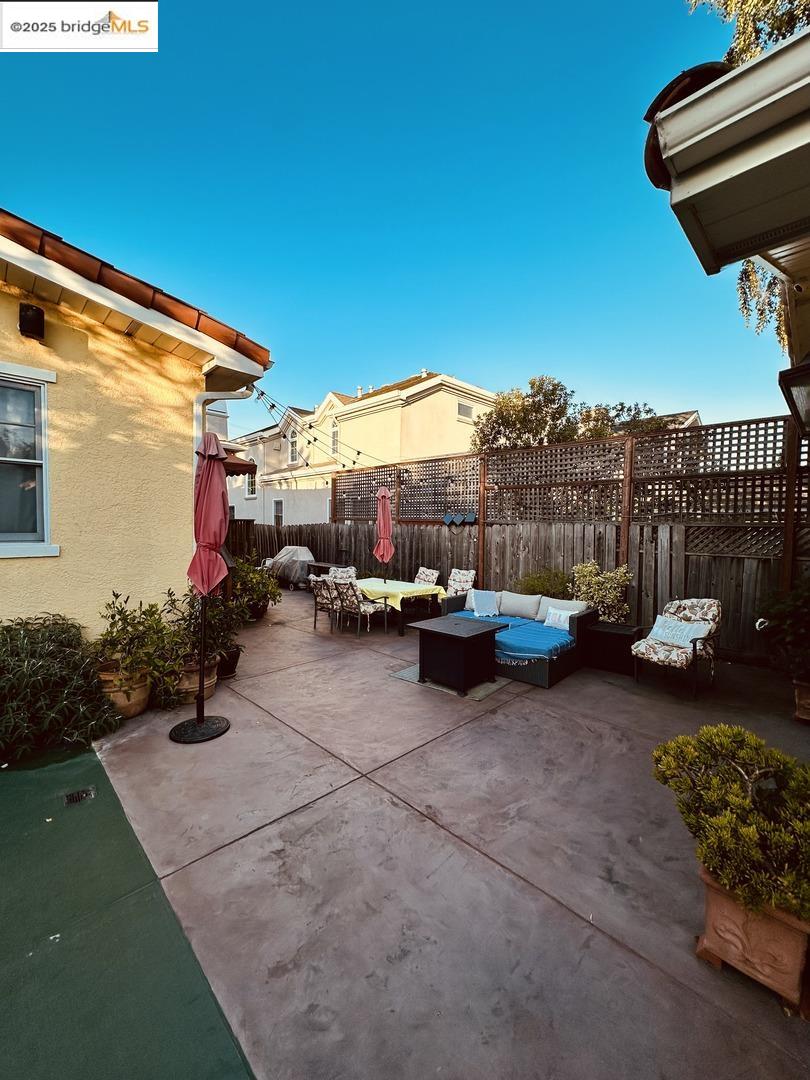 Detail Gallery Image 6 of 6 For 765 Farringdon Ln, Burlingame,  CA 94010 - 4 Beds | 3 Baths