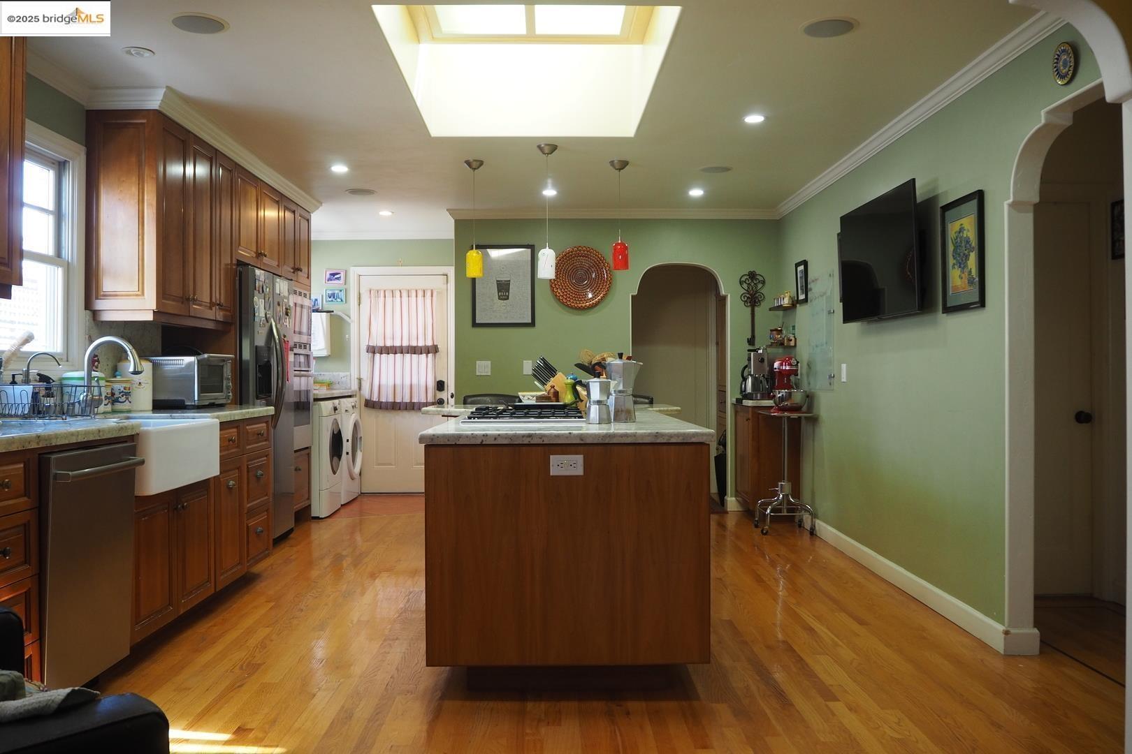Detail Gallery Image 6 of 7 For 765 Farringdon Ln, Burlingame,  CA 94010 - 3 Beds | 2 Baths