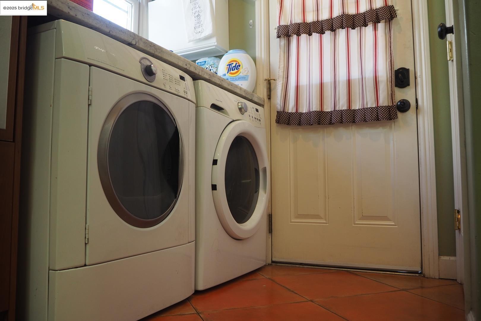 Detail Gallery Image 7 of 7 For 765 Farringdon Ln, Burlingame,  CA 94010 - 3 Beds | 2 Baths