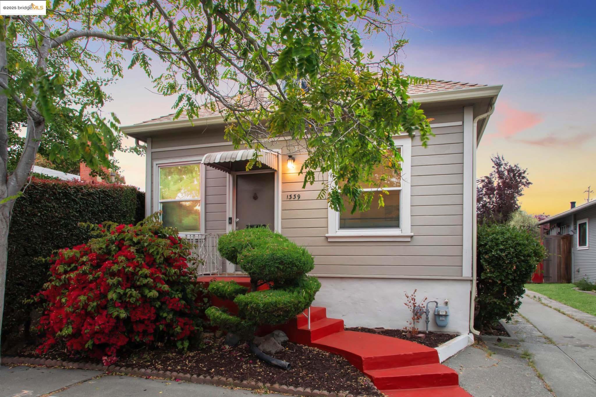 Detail Gallery Image 1 of 42 For 1339 Kains Ave, Berkeley,  CA 94702 - 3 Beds | 1 Baths