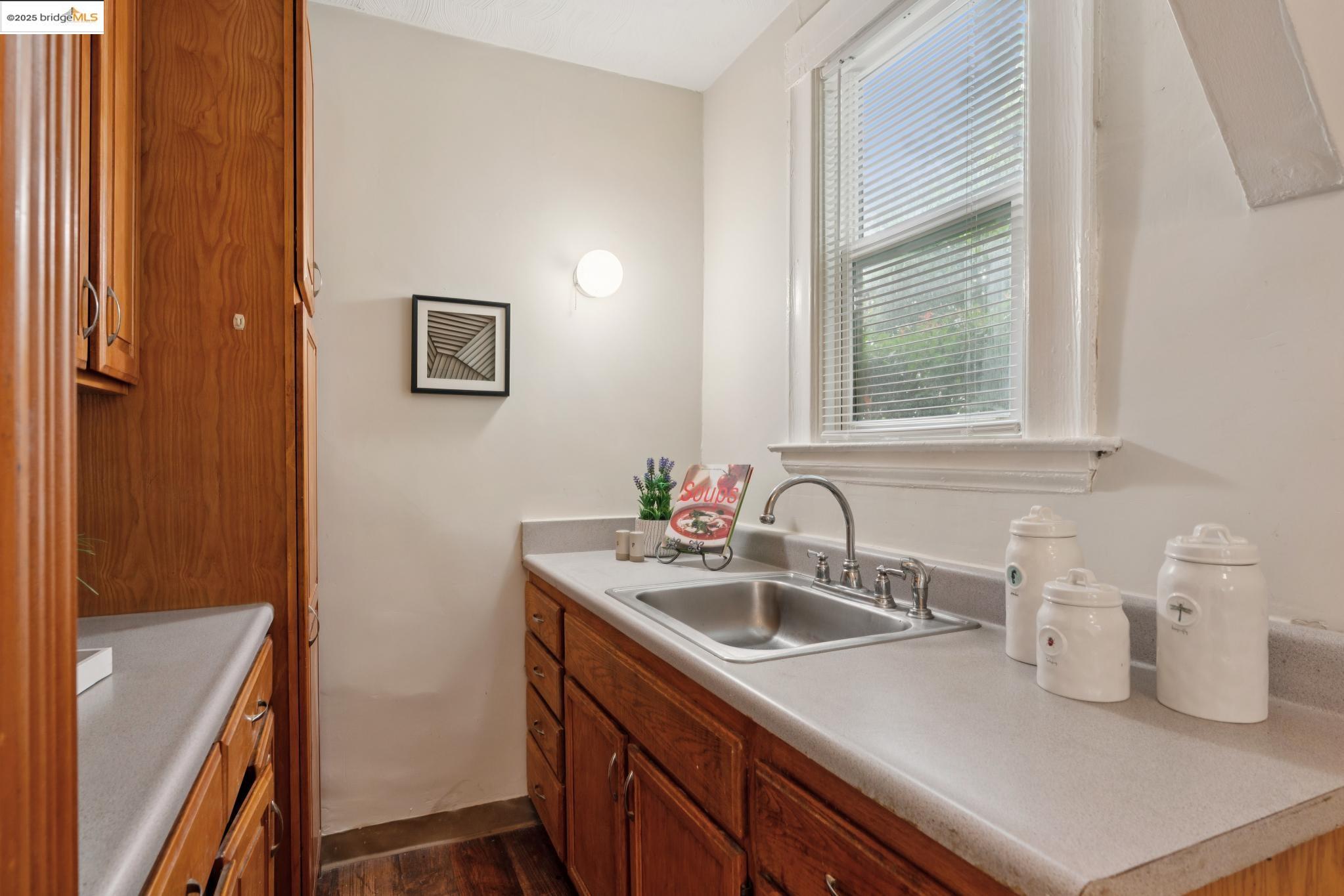 Detail Gallery Image 12 of 42 For 1339 Kains Ave, Berkeley,  CA 94702 - 3 Beds | 1 Baths