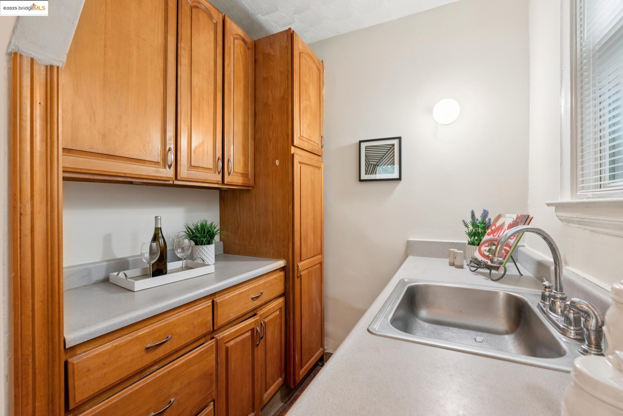 Detail Gallery Image 13 of 42 For 1339 Kains Ave, Berkeley,  CA 94702 - 3 Beds | 1 Baths