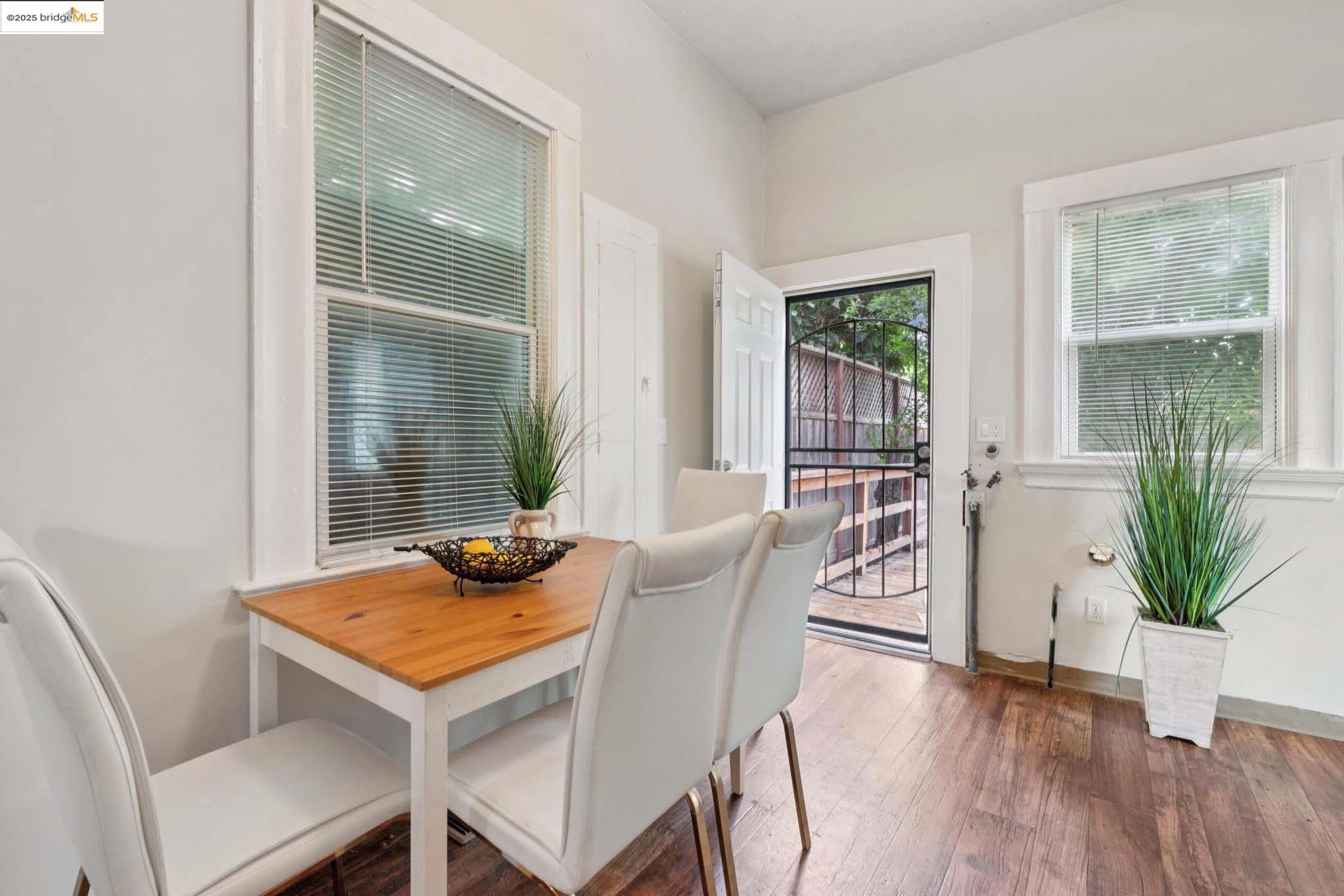 Detail Gallery Image 8 of 42 For 1339 Kains Ave, Berkeley,  CA 94702 - 3 Beds | 1 Baths
