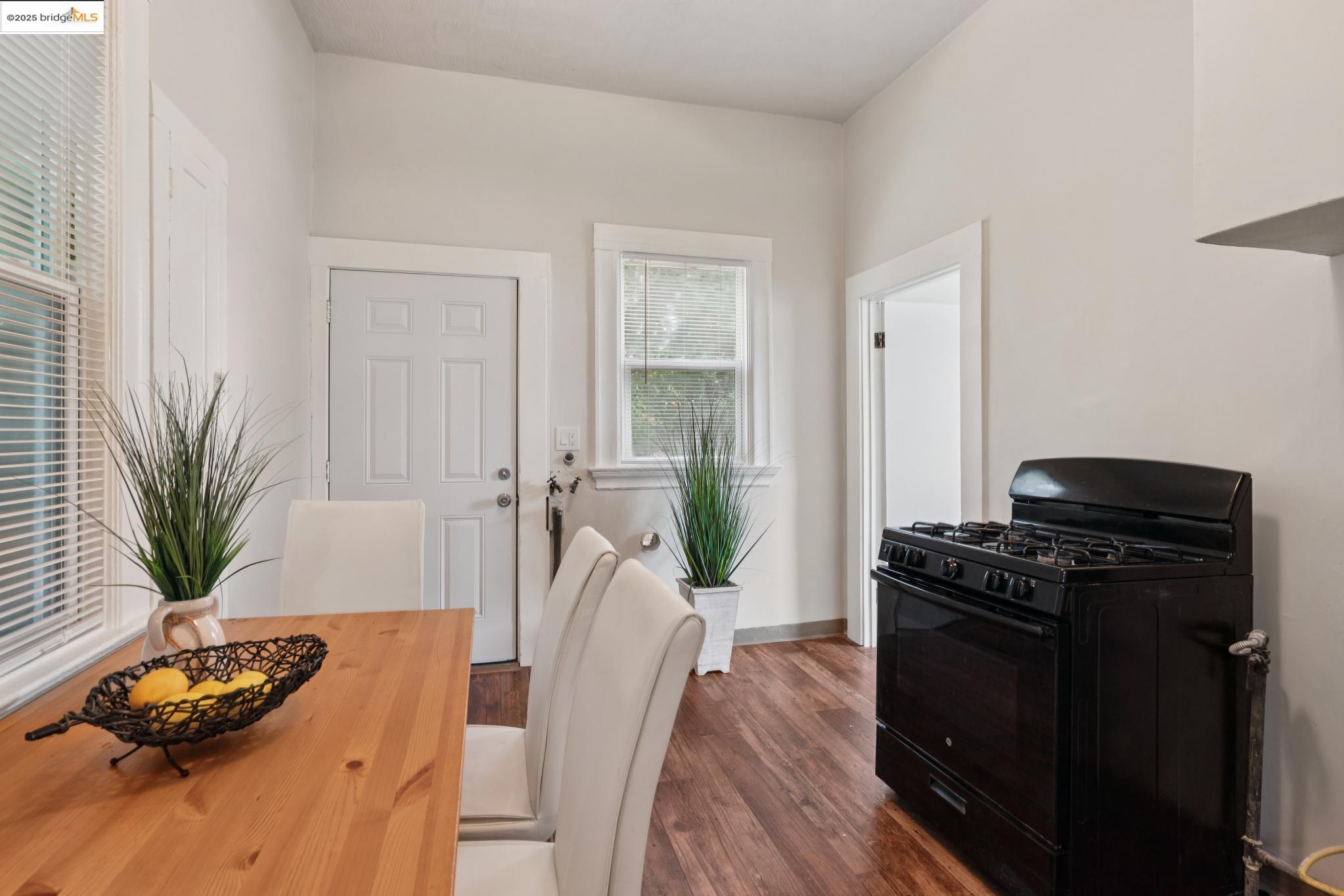Detail Gallery Image 10 of 42 For 1339 Kains Ave, Berkeley,  CA 94702 - 3 Beds | 1 Baths