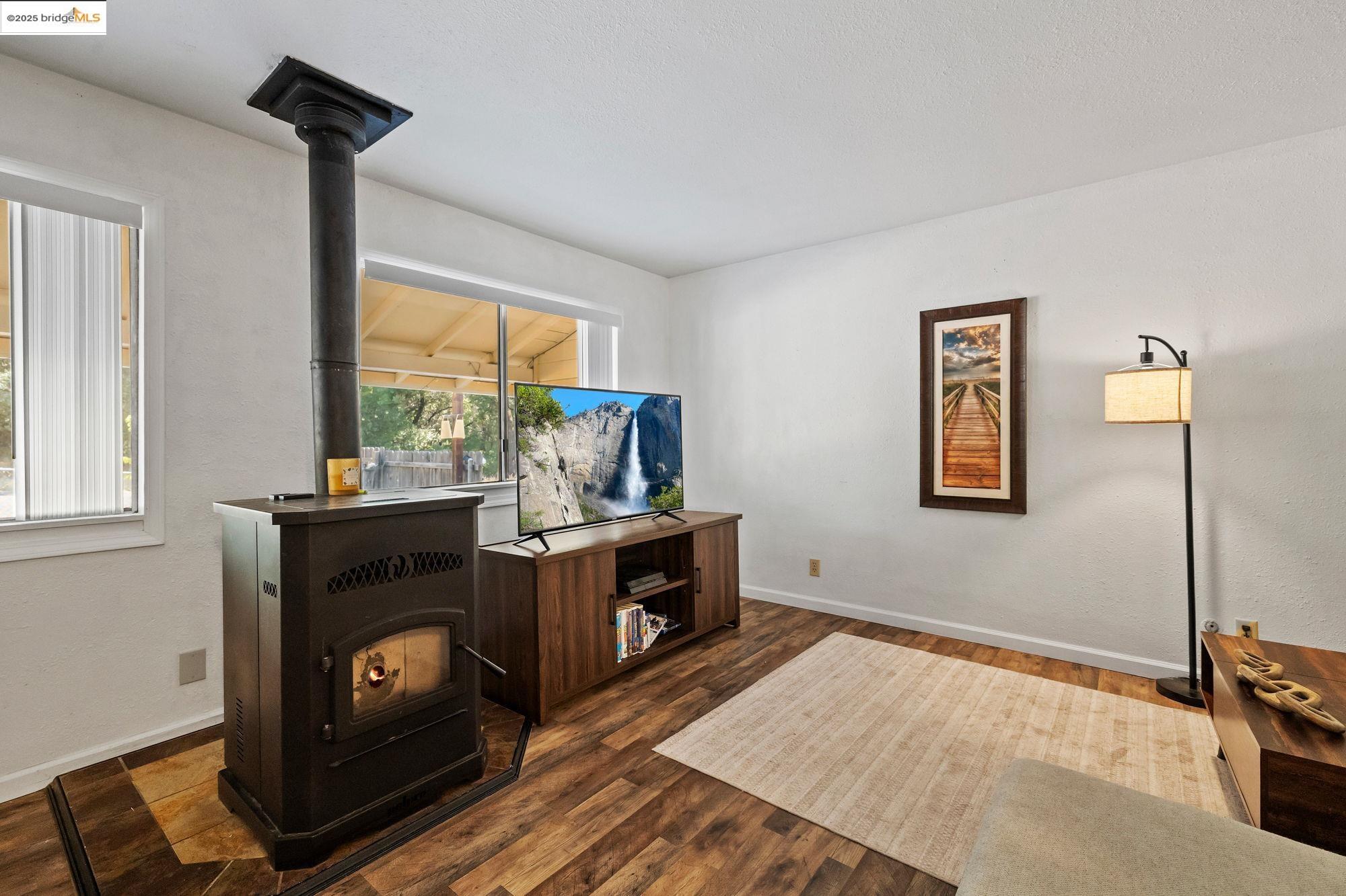 Detail Gallery Image 6 of 22 For 15518 Jenness Rd, Sonora,  CA 95370 - 2 Beds | 1 Baths