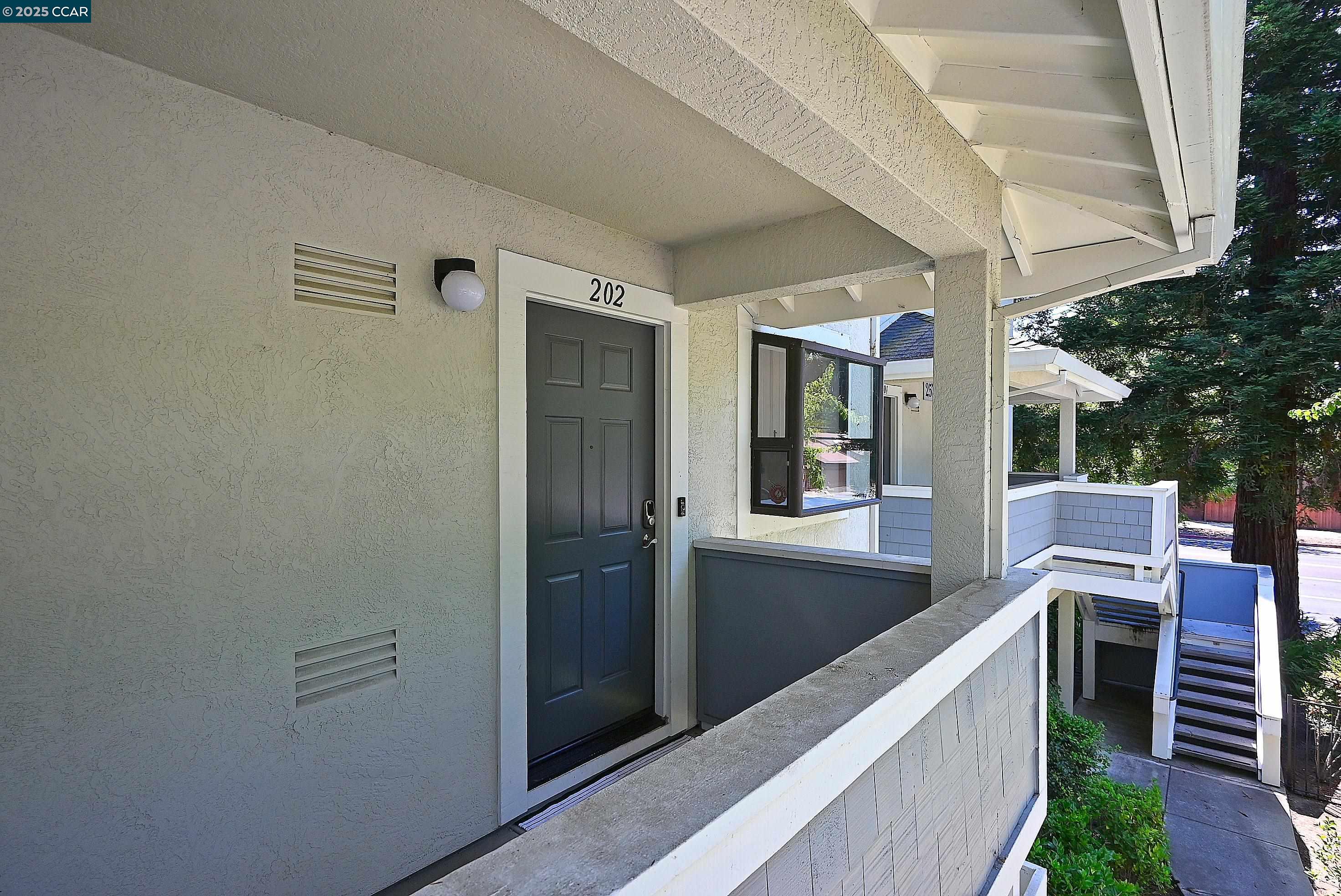 Detail Gallery Image 2 of 31 For 2574 Oak Road #202,  Walnut Creek,  CA 94597 - 2 Beds | 2/1 Baths