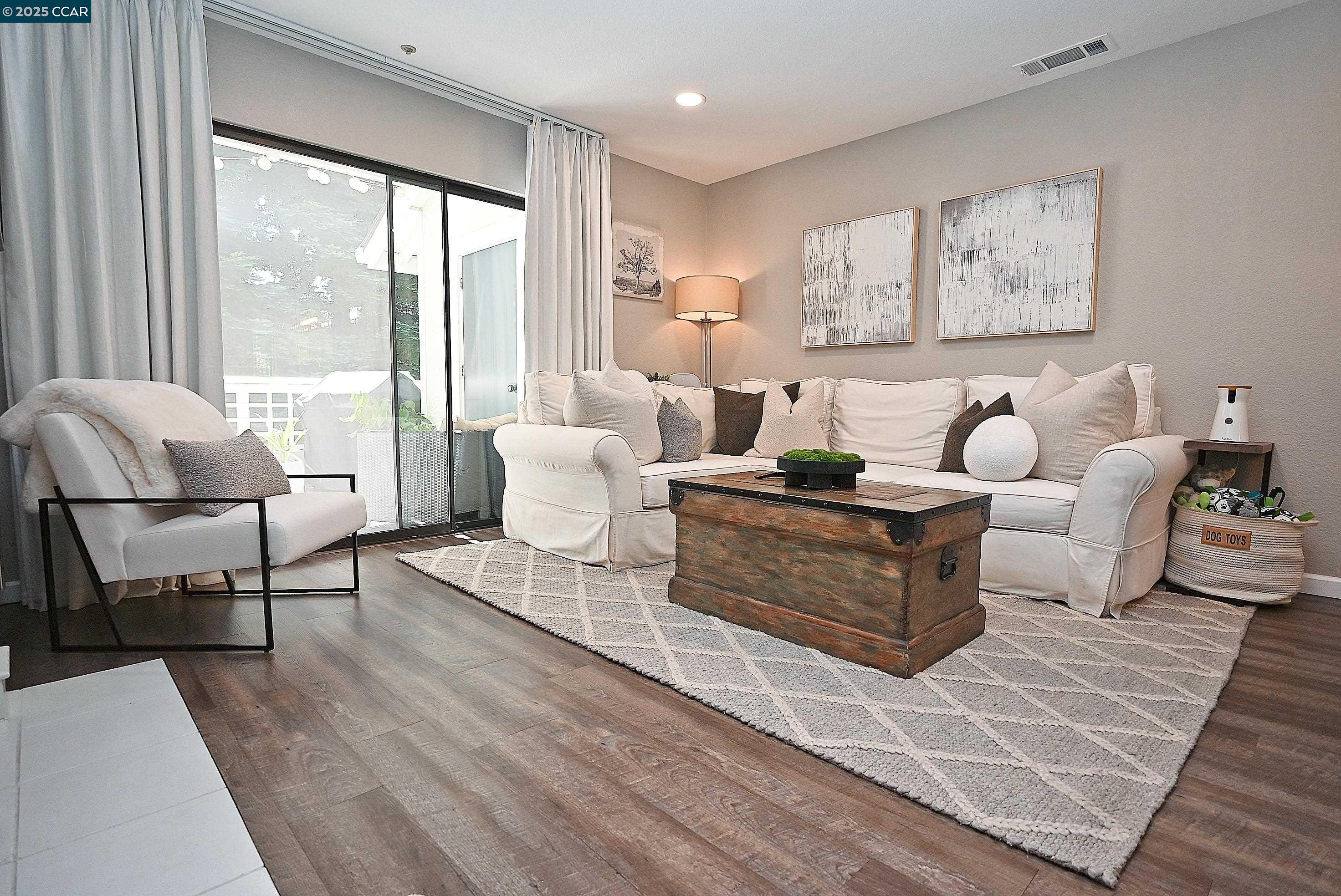 Detail Gallery Image 14 of 31 For 2574 Oak Road #202,  Walnut Creek,  CA 94597 - 2 Beds | 2/1 Baths