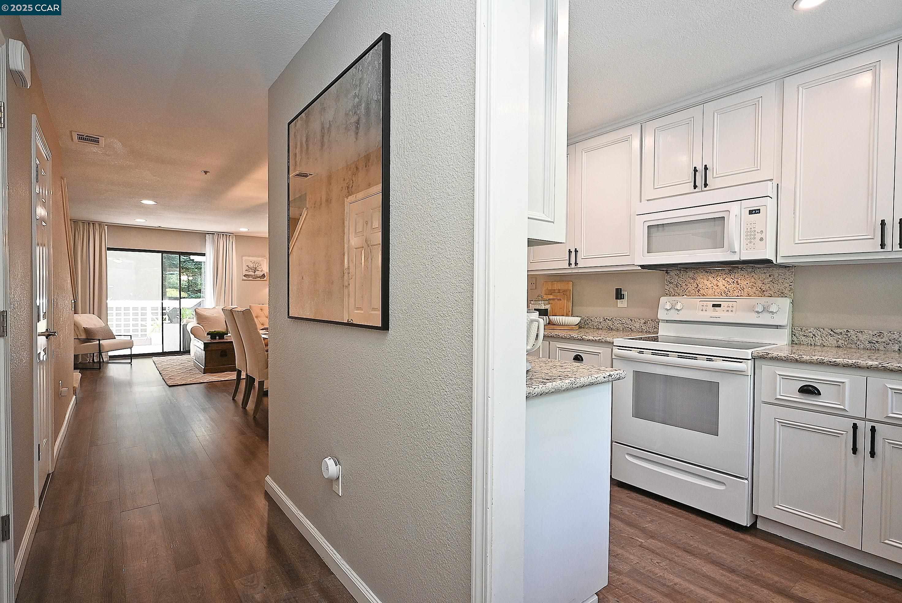 Detail Gallery Image 3 of 31 For 2574 Oak Road #202,  Walnut Creek,  CA 94597 - 2 Beds | 2/1 Baths