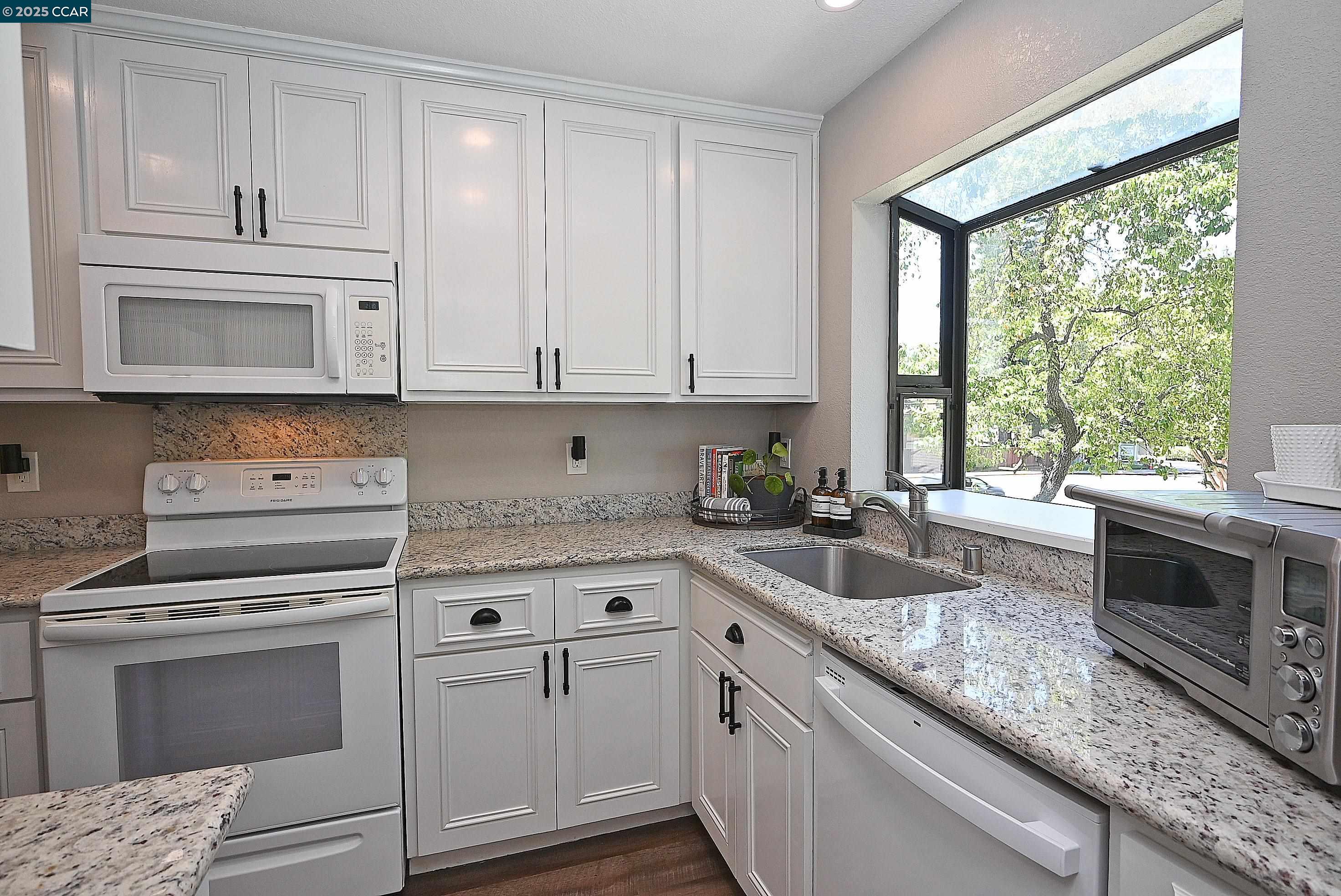 Detail Gallery Image 4 of 31 For 2574 Oak Road #202,  Walnut Creek,  CA 94597 - 2 Beds | 2/1 Baths