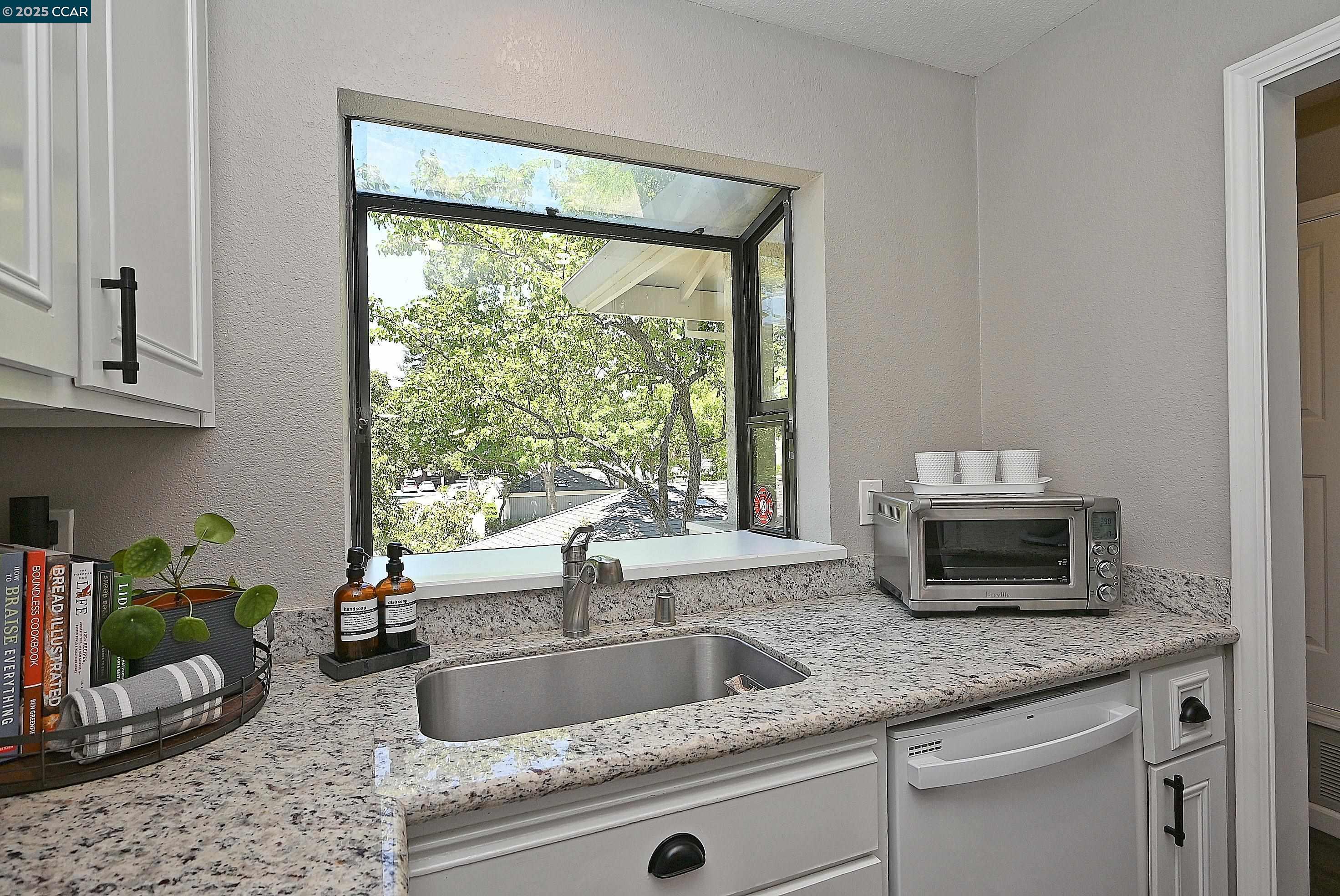 Detail Gallery Image 5 of 31 For 2574 Oak Road #202,  Walnut Creek,  CA 94597 - 2 Beds | 2/1 Baths