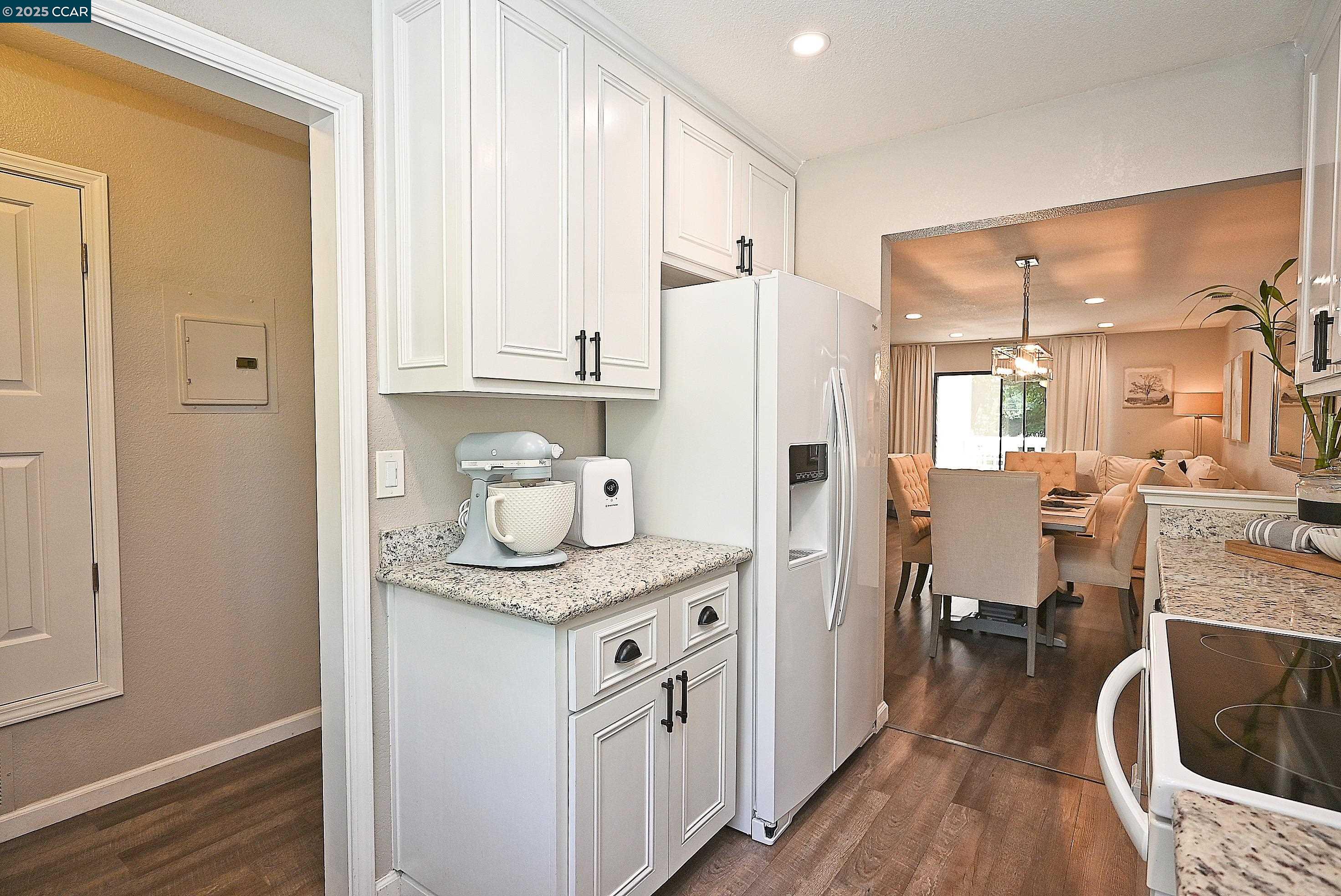 Detail Gallery Image 6 of 31 For 2574 Oak Road #202,  Walnut Creek,  CA 94597 - 2 Beds | 2/1 Baths