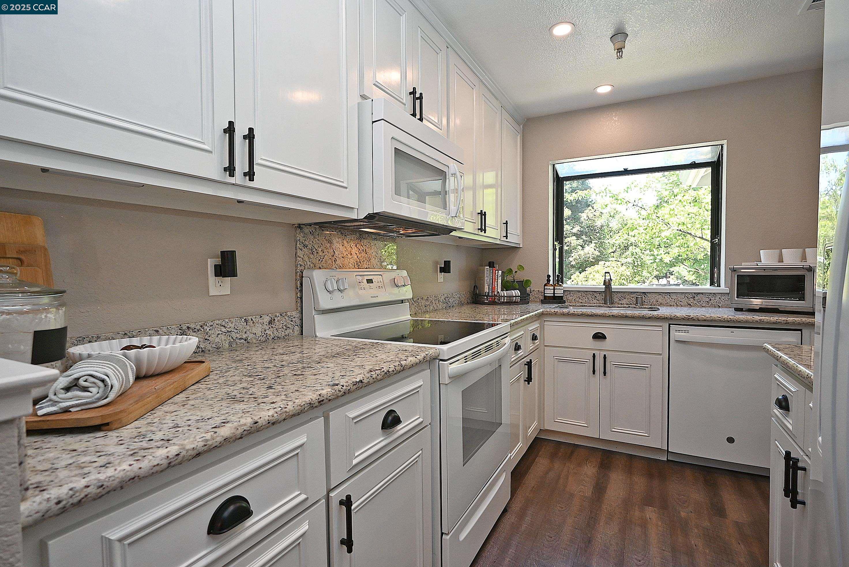 Detail Gallery Image 7 of 31 For 2574 Oak Road #202,  Walnut Creek,  CA 94597 - 2 Beds | 2/1 Baths