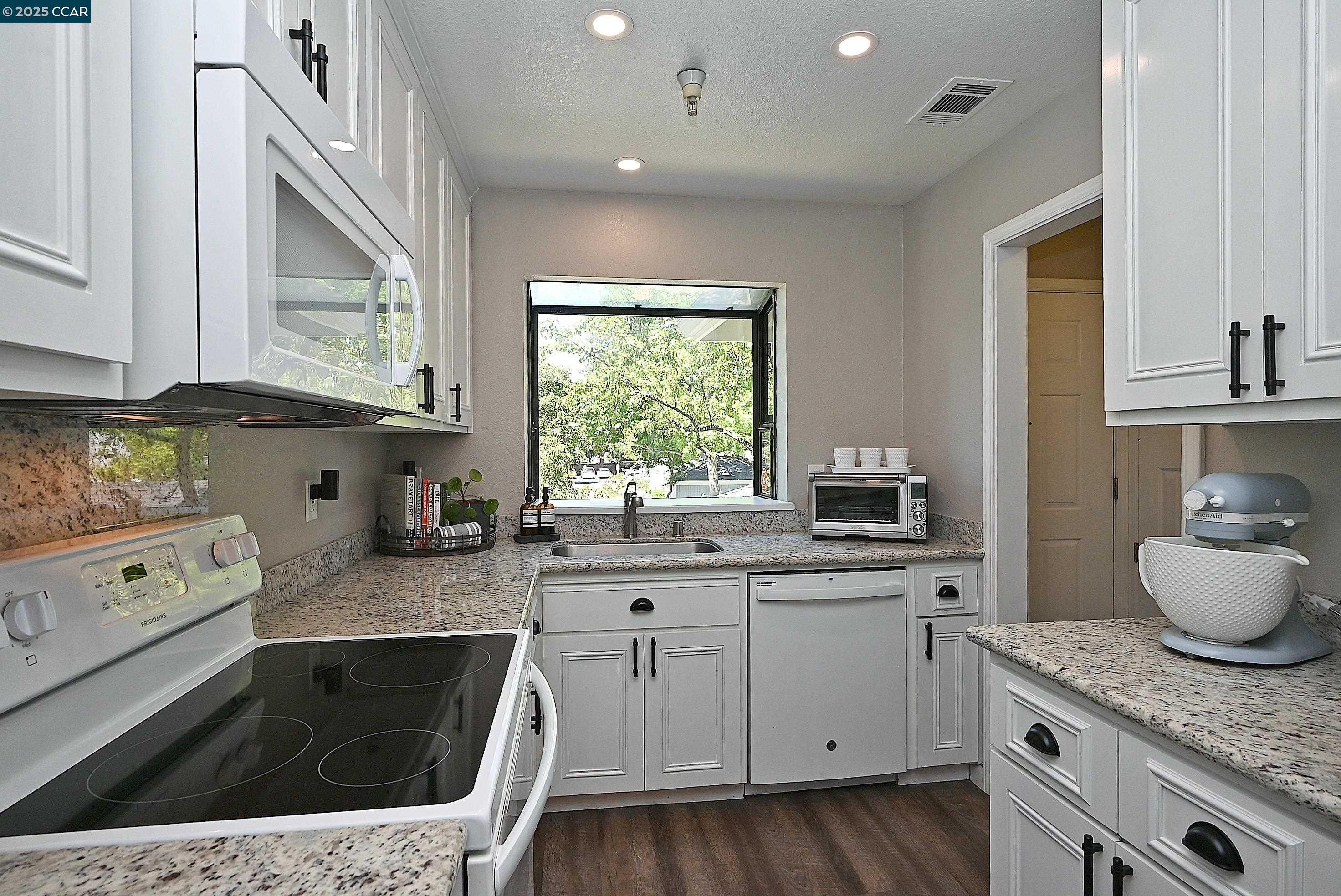Detail Gallery Image 8 of 31 For 2574 Oak Road #202,  Walnut Creek,  CA 94597 - 2 Beds | 2/1 Baths