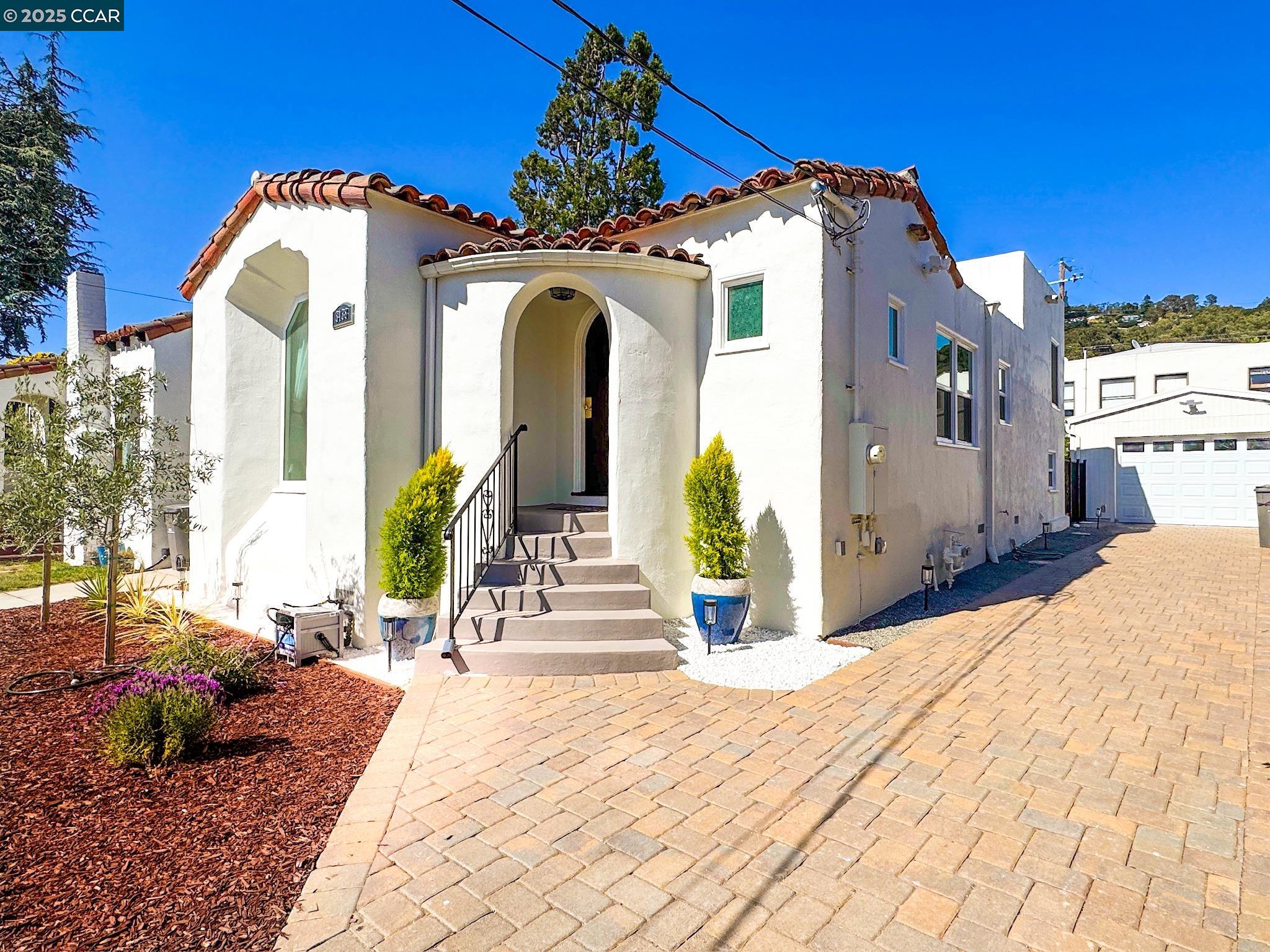 Detail Gallery Image 1 of 51 For 3438 Guido St, Oakland,  CA 94602 - 2 Beds | 1 Baths