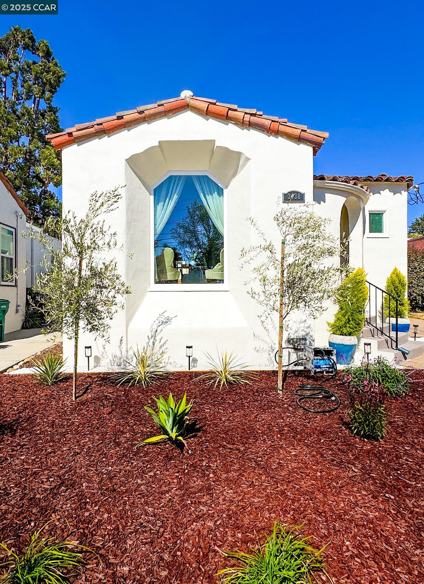 Detail Gallery Image 2 of 51 For 3438 Guido St, Oakland,  CA 94602 - 2 Beds | 1 Baths