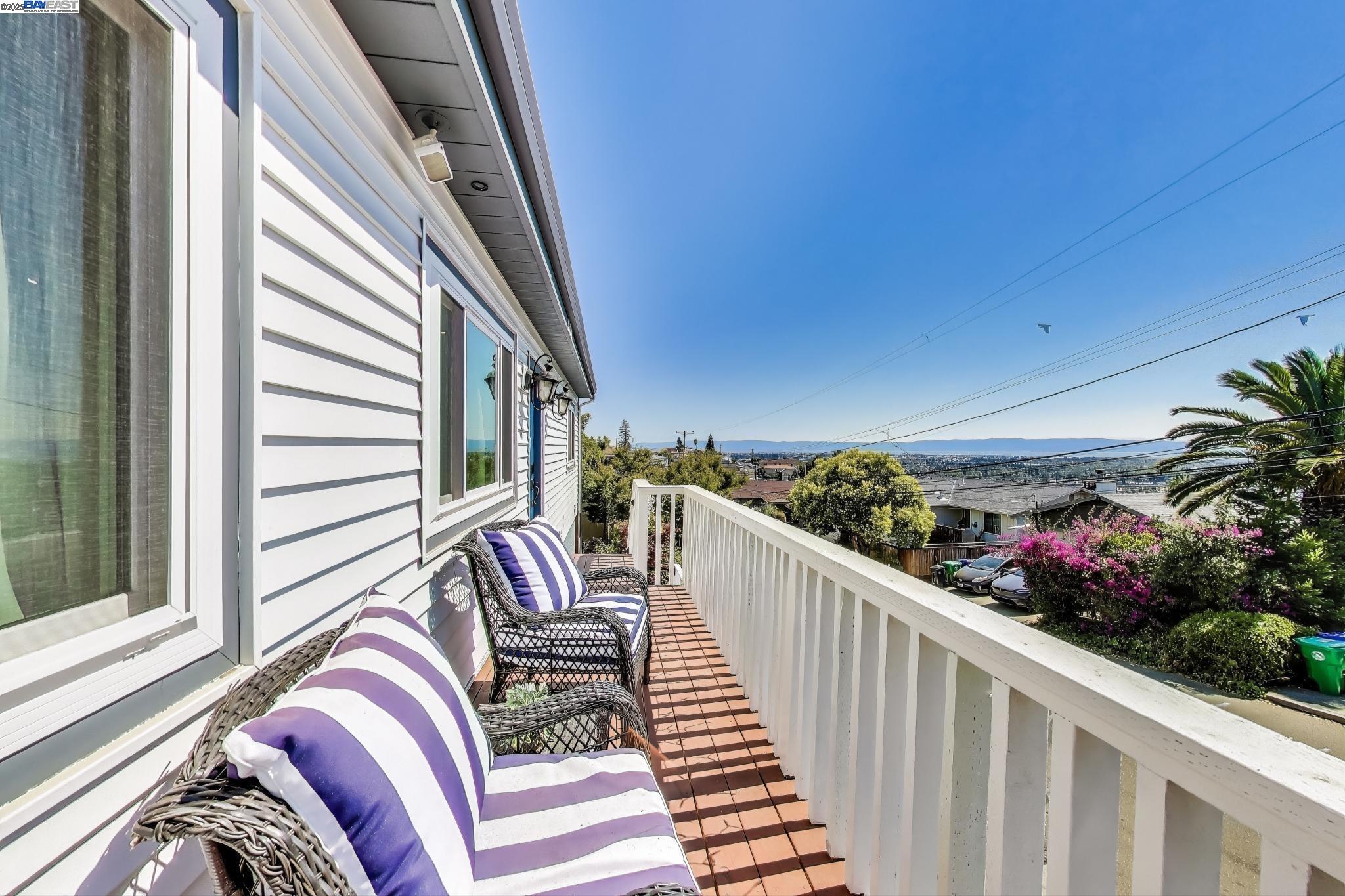 Detail Gallery Image 2 of 44 For 16660 Winding Blvd, San Leandro,  CA 94578 - 4 Beds | 3 Baths
