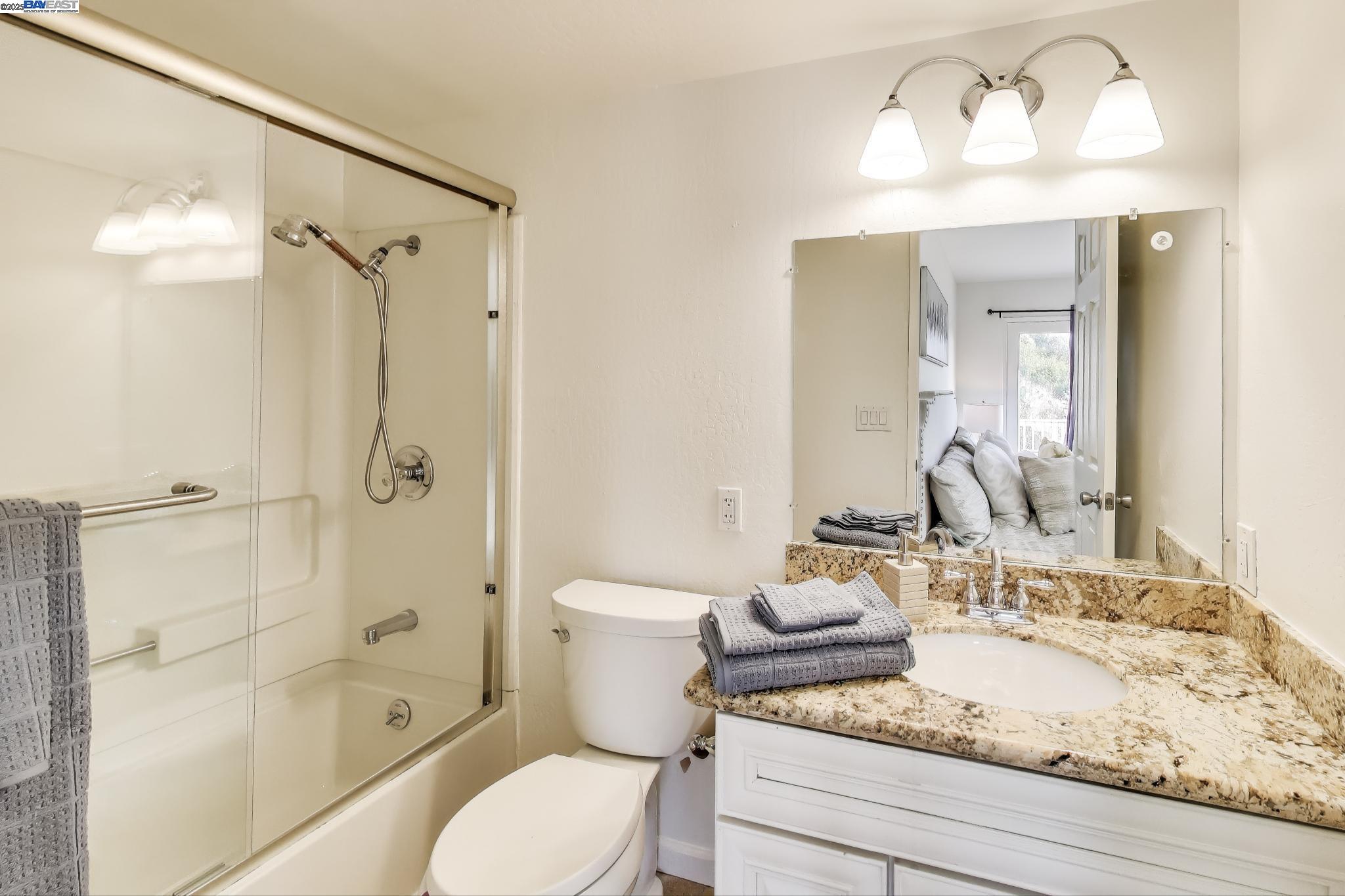 Detail Gallery Image 15 of 44 For 16660 Winding Blvd, San Leandro,  CA 94578 - 4 Beds | 3 Baths