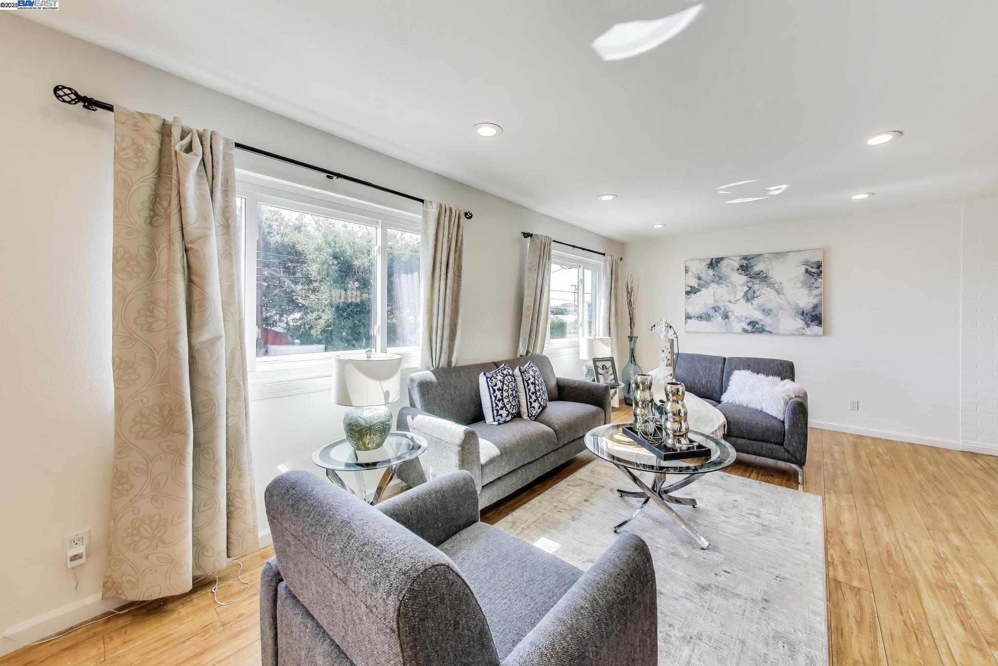 Detail Gallery Image 4 of 44 For 16660 Winding Blvd, San Leandro,  CA 94578 - 4 Beds | 3 Baths