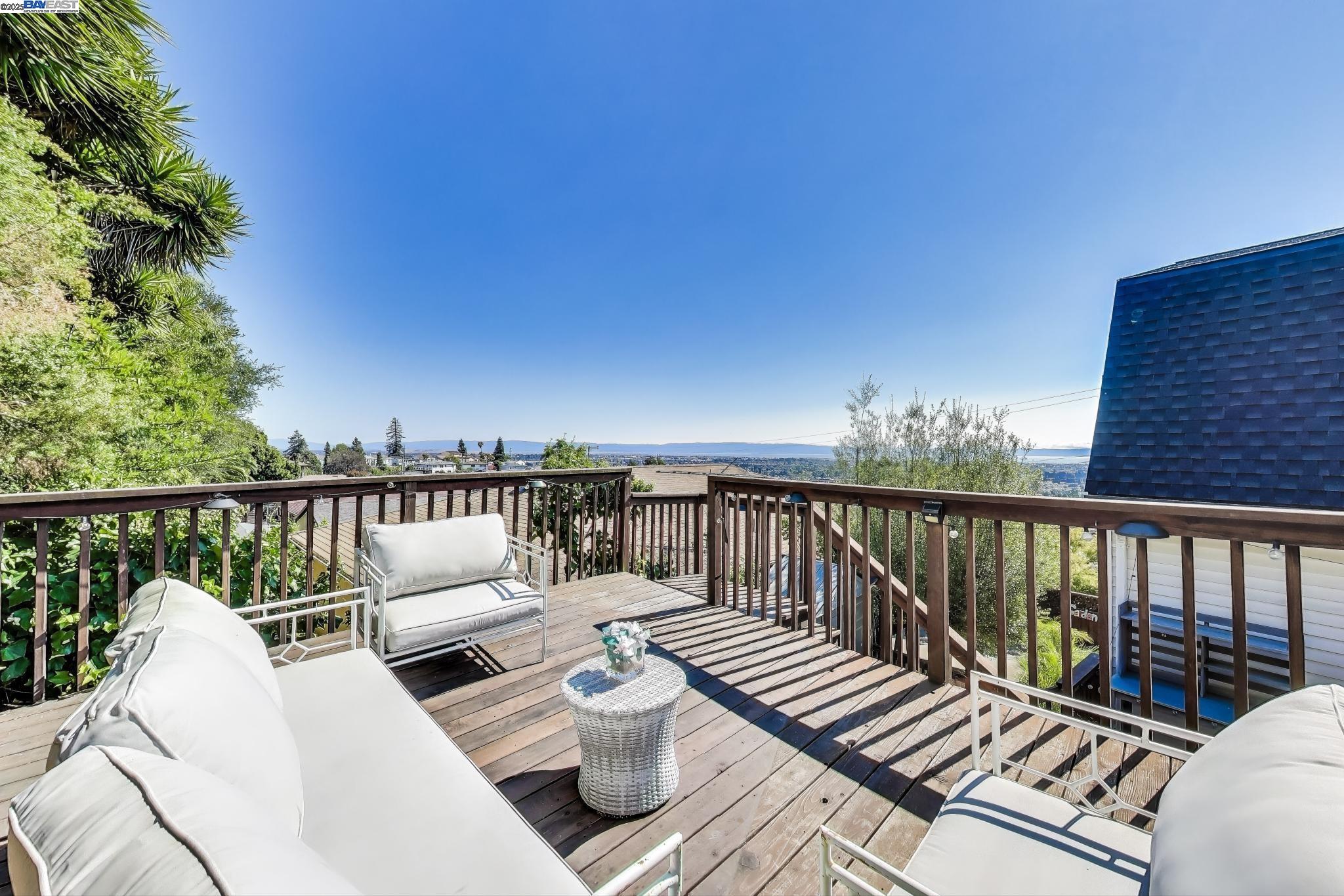 Detail Gallery Image 32 of 44 For 16660 Winding Blvd, San Leandro,  CA 94578 - 4 Beds | 3 Baths