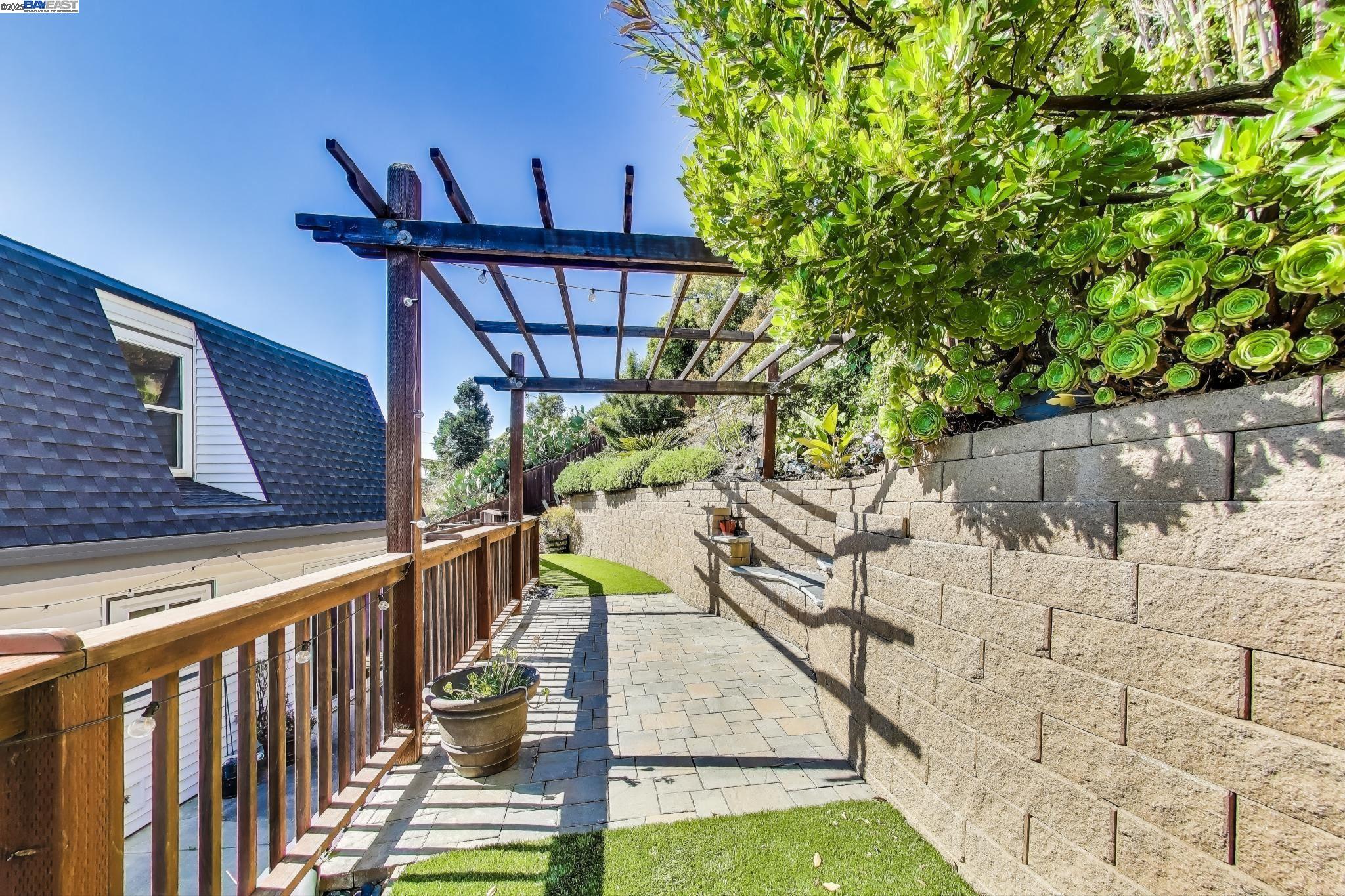 Detail Gallery Image 33 of 44 For 16660 Winding Blvd, San Leandro,  CA 94578 - 4 Beds | 3 Baths