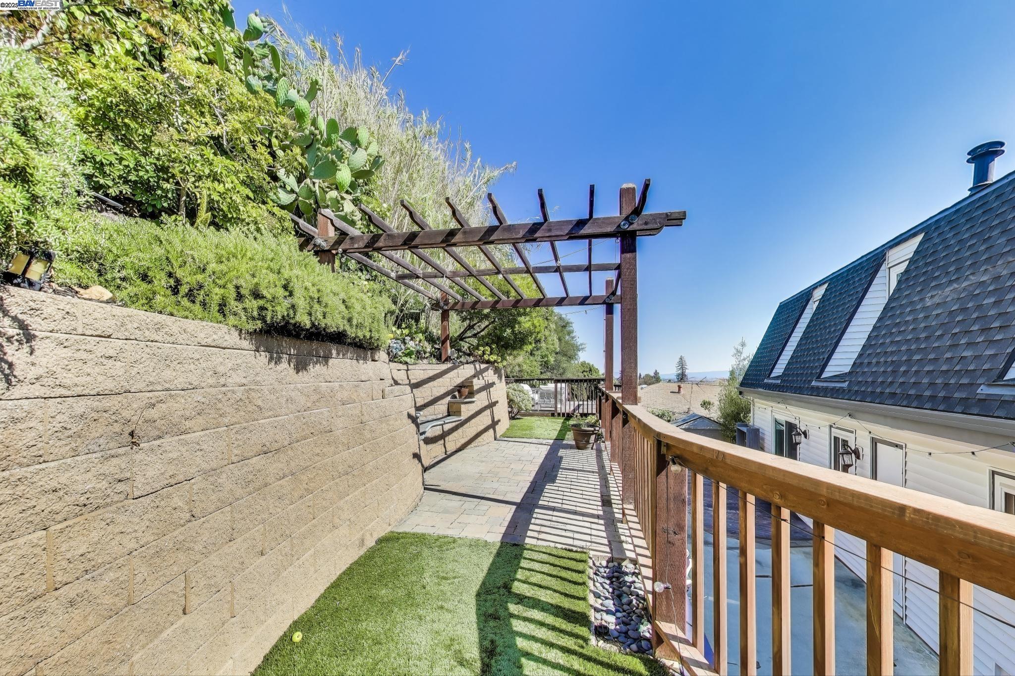 Detail Gallery Image 34 of 44 For 16660 Winding Blvd, San Leandro,  CA 94578 - 4 Beds | 3 Baths