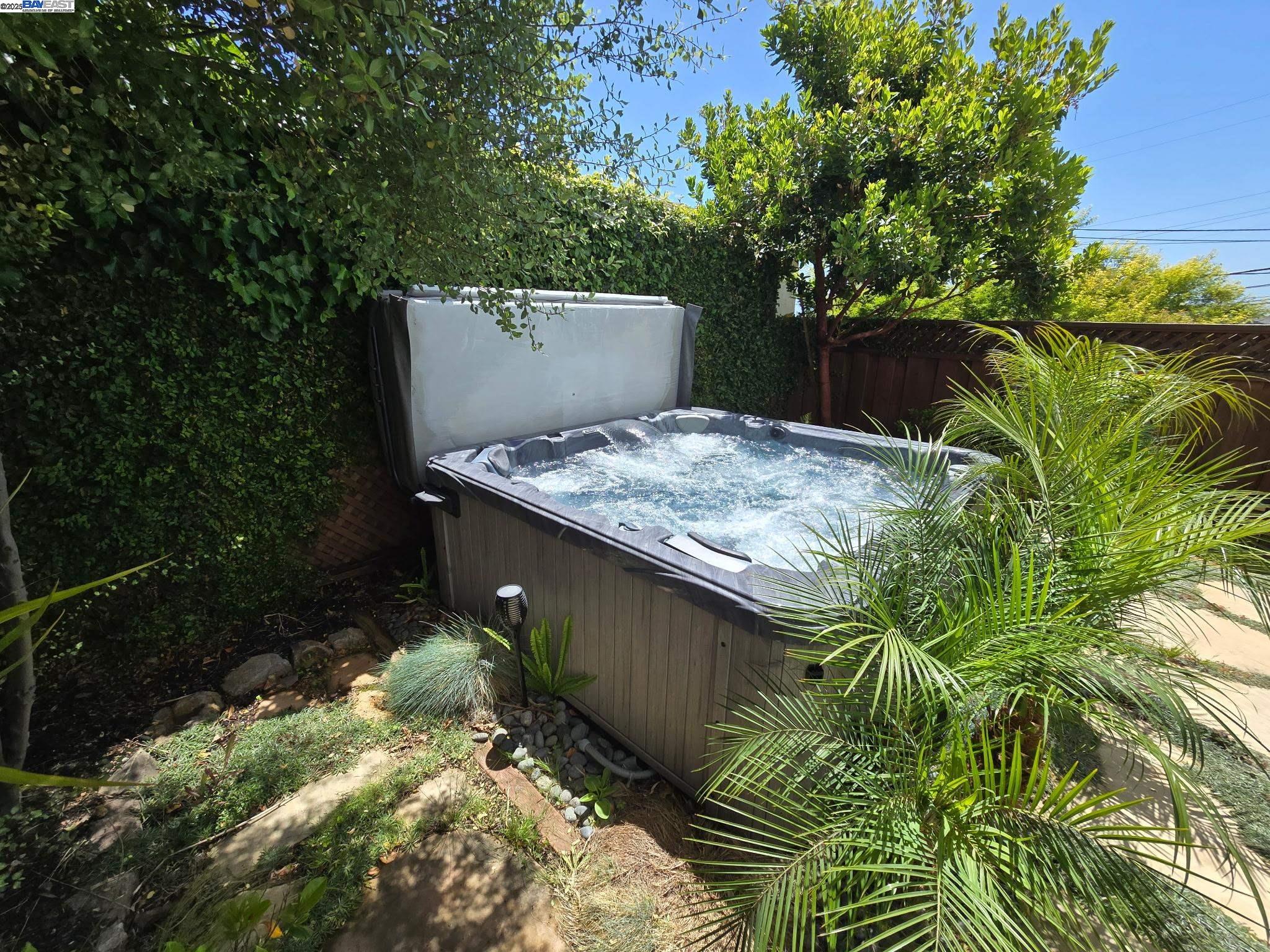 Detail Gallery Image 5 of 44 For 16660 Winding Blvd, San Leandro,  CA 94578 - 4 Beds | 3 Baths