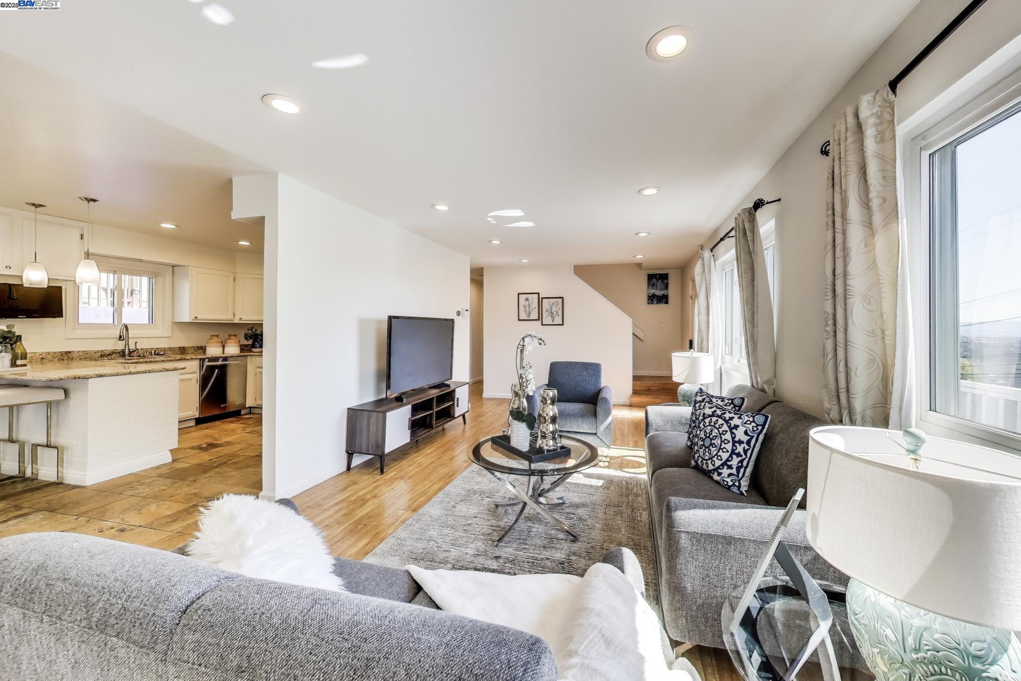 Detail Gallery Image 5 of 44 For 16660 Winding Blvd, San Leandro,  CA 94578 - 4 Beds | 3 Baths