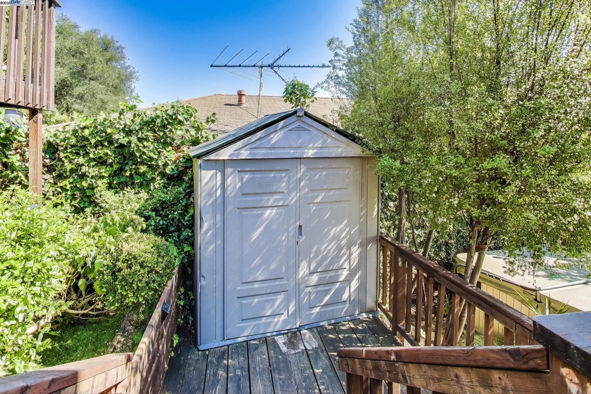 Detail Gallery Image 41 of 44 For 16660 Winding Blvd, San Leandro,  CA 94578 - 4 Beds | 3 Baths