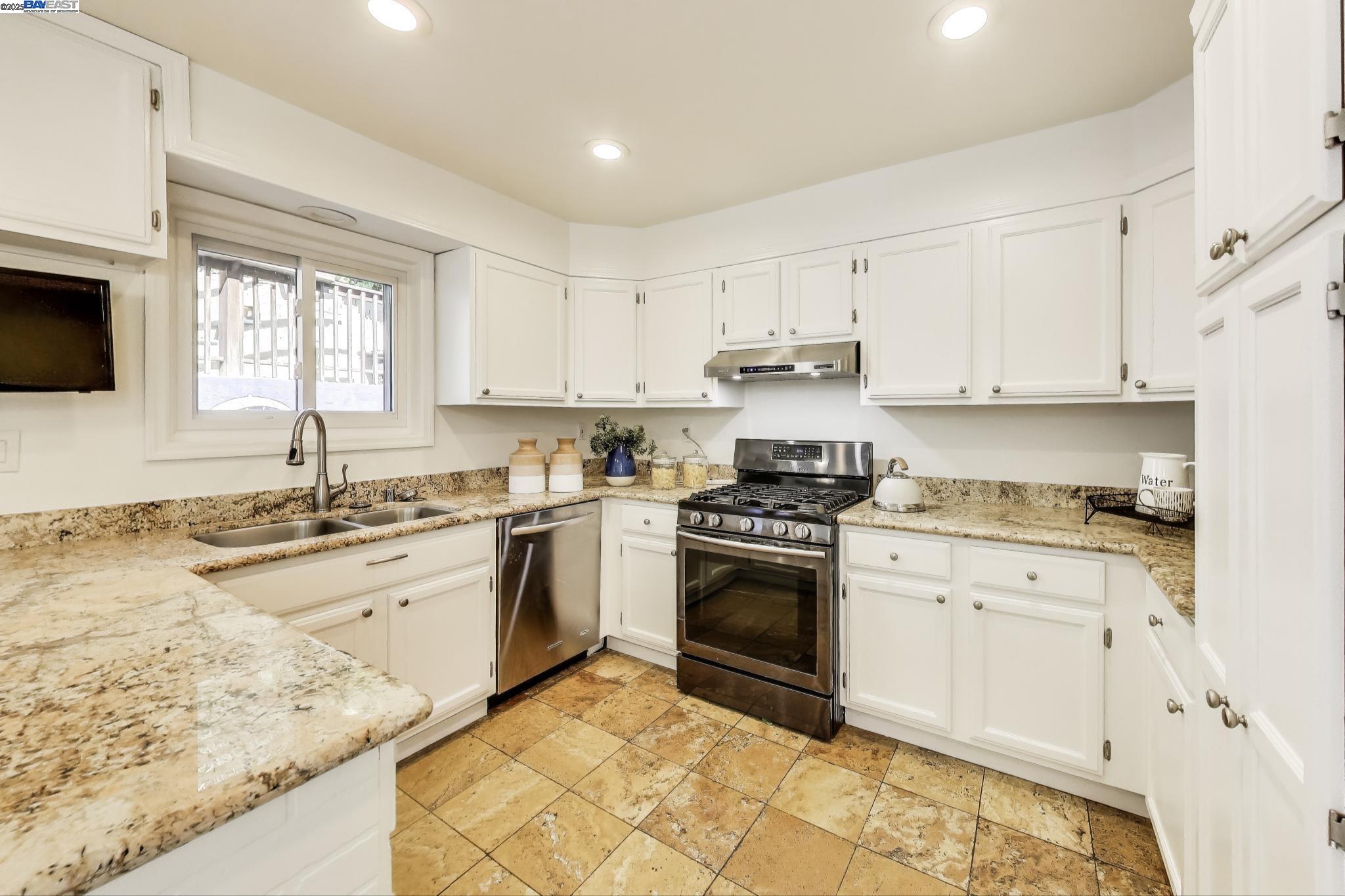 Detail Gallery Image 8 of 44 For 16660 Winding Blvd, San Leandro,  CA 94578 - 4 Beds | 3 Baths