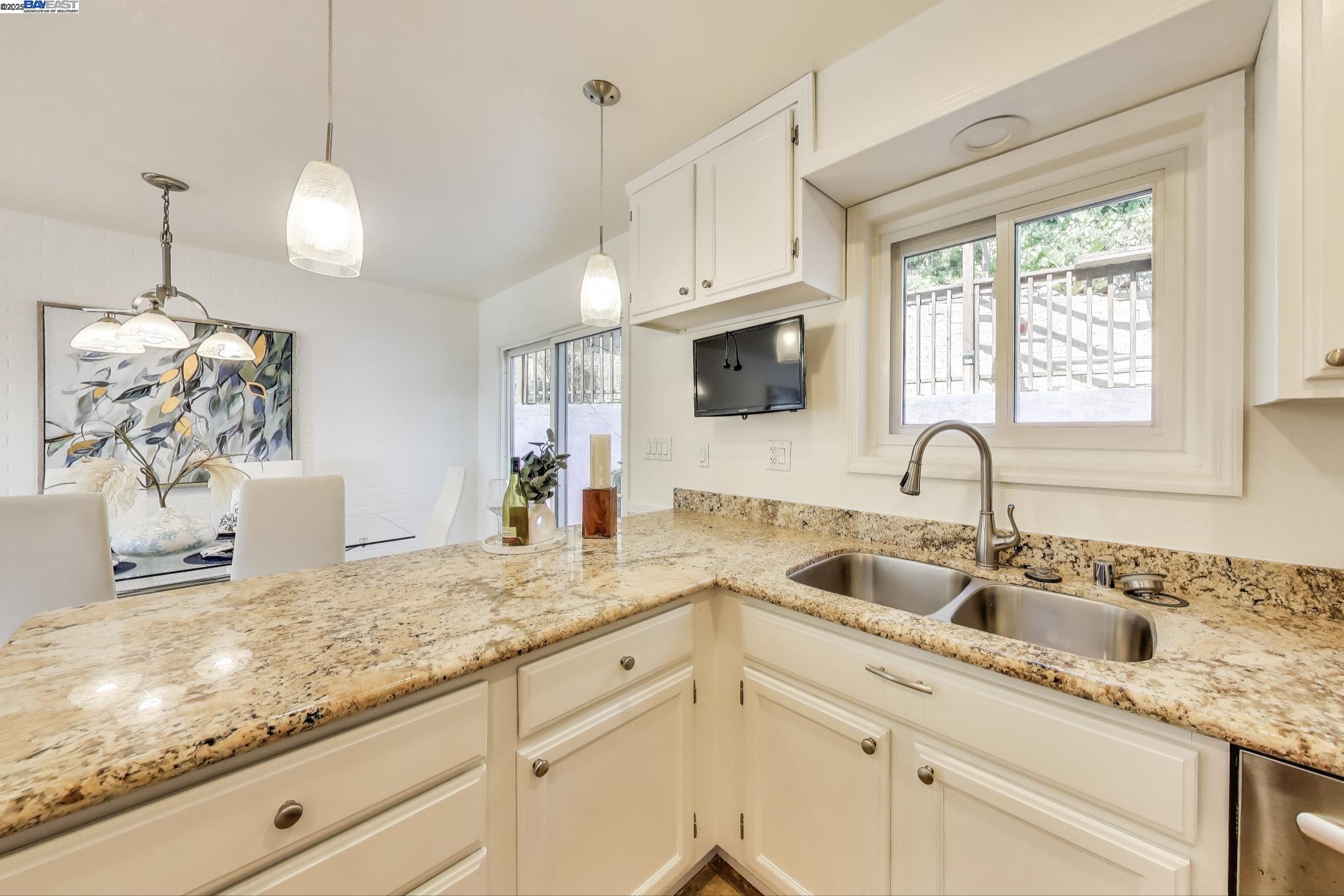 Detail Gallery Image 9 of 44 For 16660 Winding Blvd, San Leandro,  CA 94578 - 4 Beds | 3 Baths