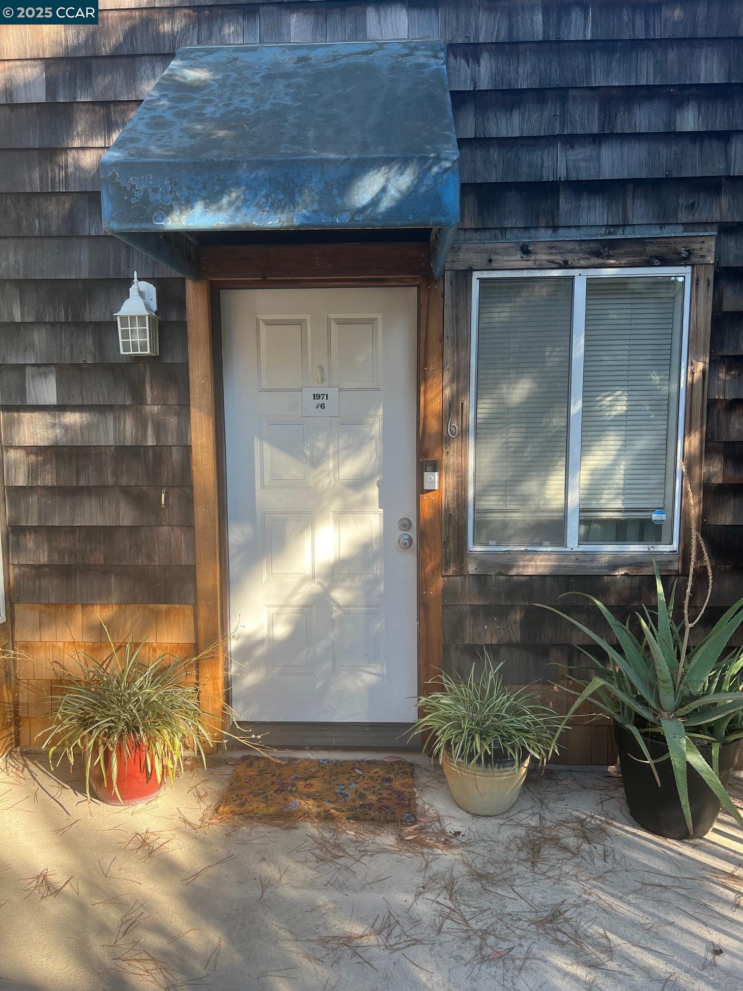 Detail Gallery Image 2 of 21 For 1971 Bonifacio St #6,  Concord,  CA 94520 - 1 Beds | 1 Baths