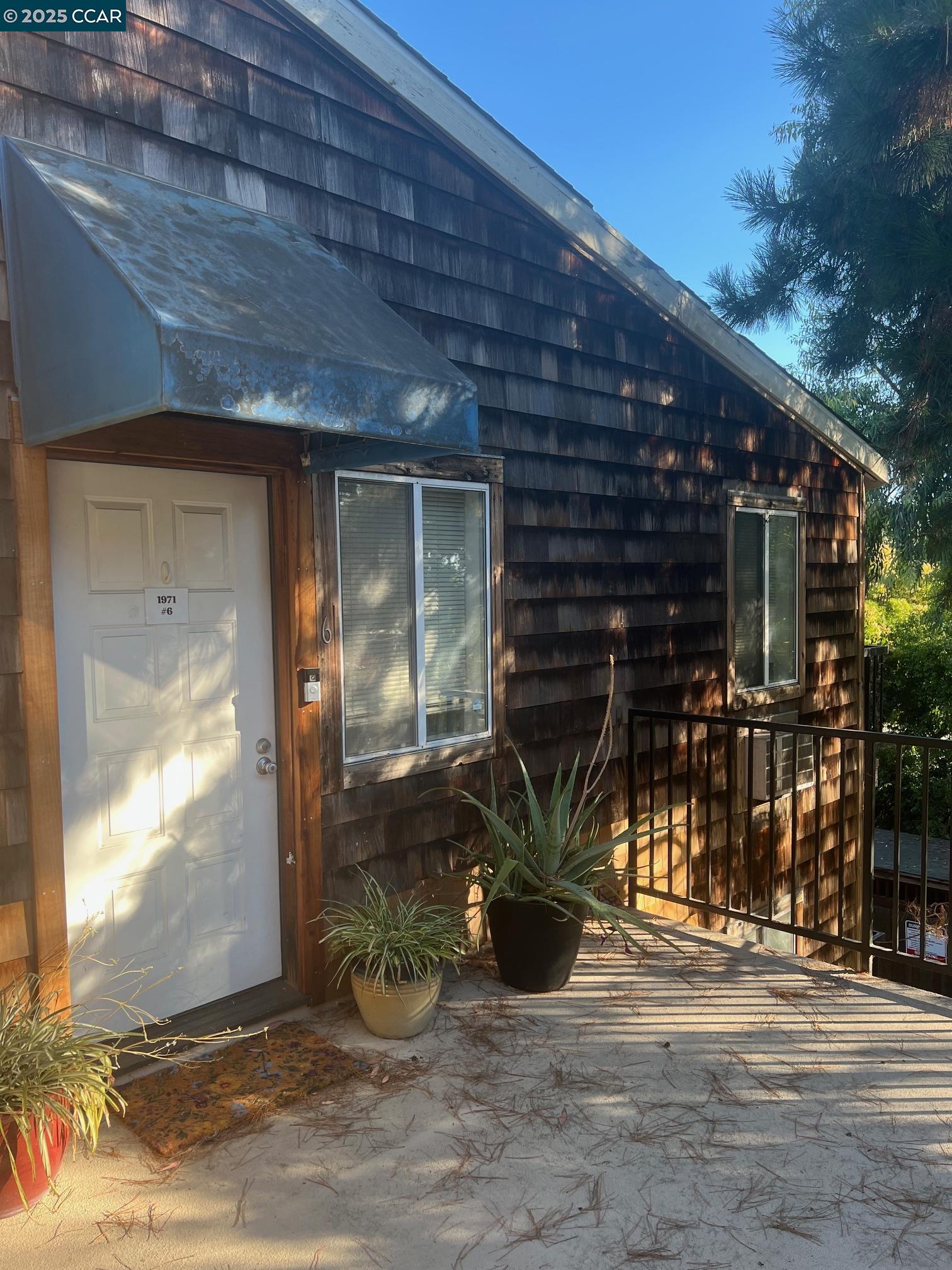 Detail Gallery Image 3 of 21 For 1971 Bonifacio St #6,  Concord,  CA 94520 - 1 Beds | 1 Baths