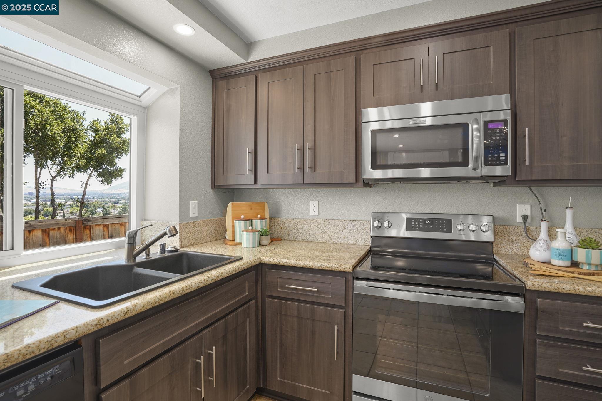 Detail Gallery Image 11 of 31 For 2132 Rock Pass Pl, Martinez,  CA 94553 - 3 Beds | 2/1 Baths