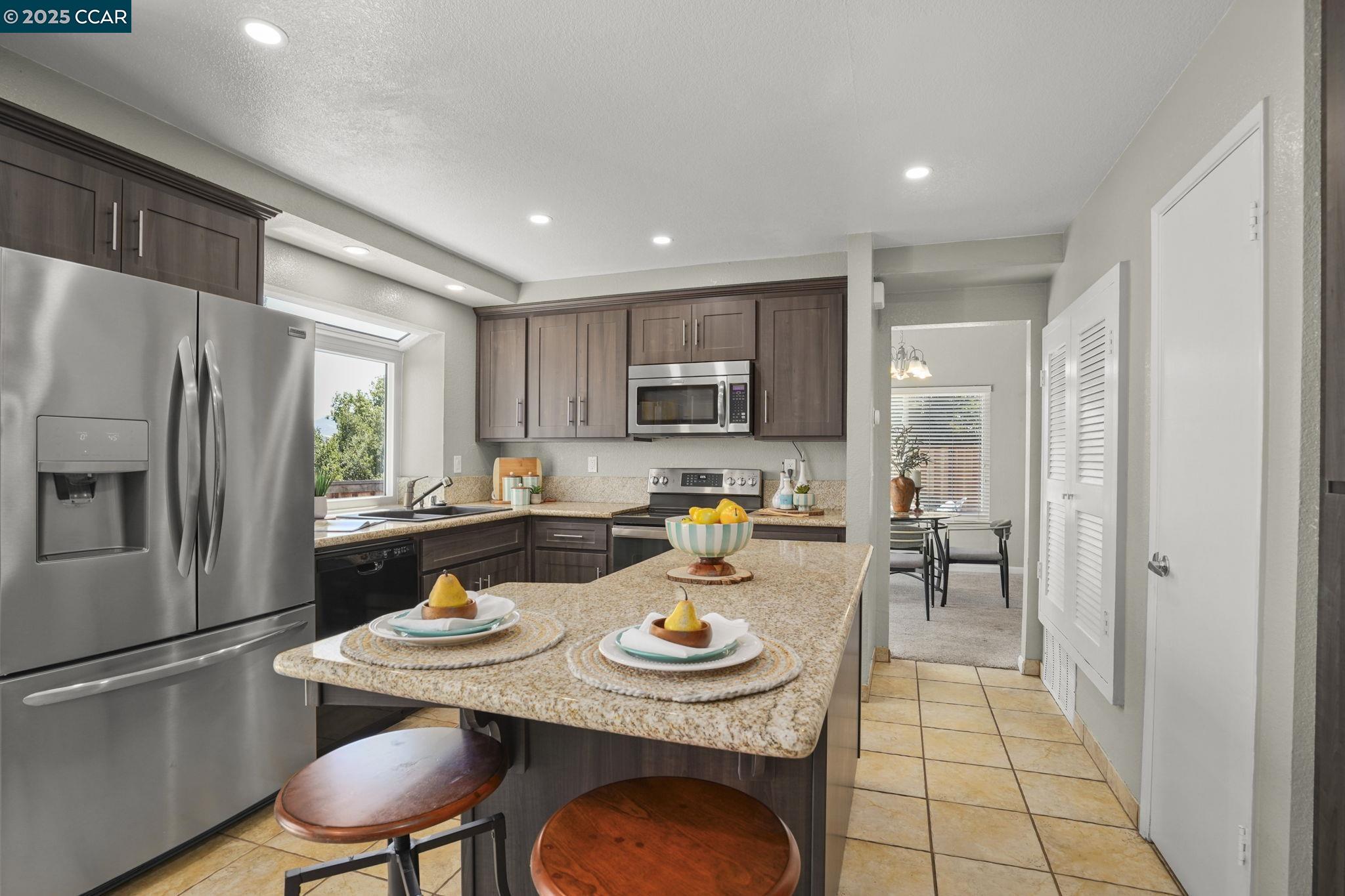 Detail Gallery Image 12 of 31 For 2132 Rock Pass Pl, Martinez,  CA 94553 - 3 Beds | 2/1 Baths