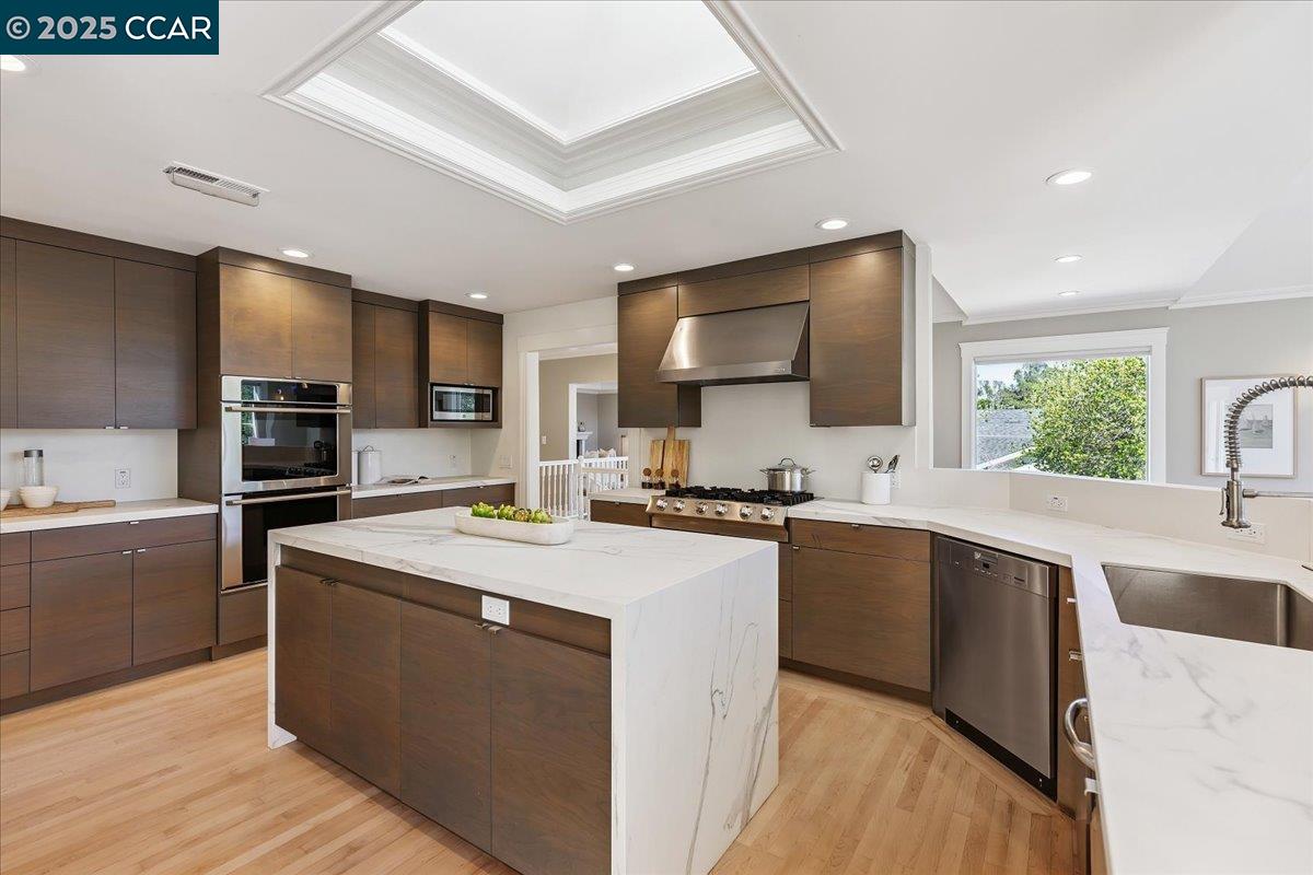 Detail Gallery Image 11 of 44 For 121 Meadow View Rd, Orinda,  CA 94563-3249 - 5 Beds | 3 Baths