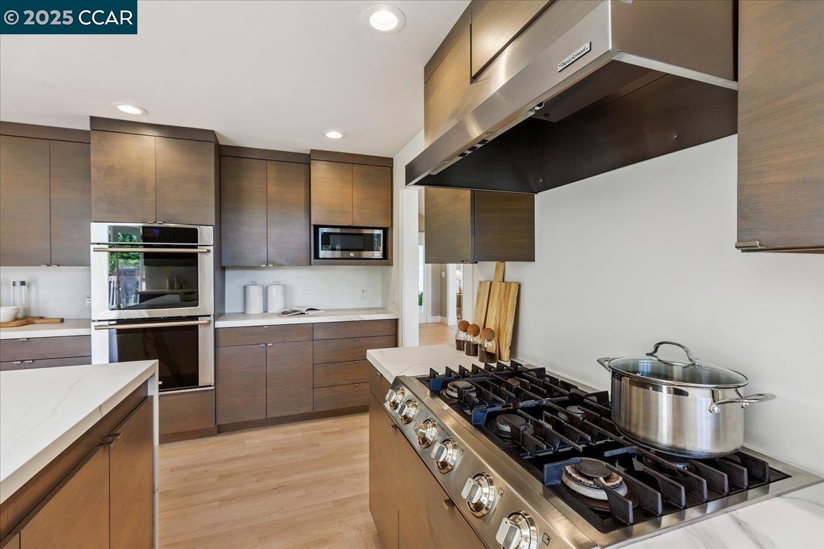 Detail Gallery Image 12 of 44 For 121 Meadow View Rd, Orinda,  CA 94563-3249 - 5 Beds | 3 Baths